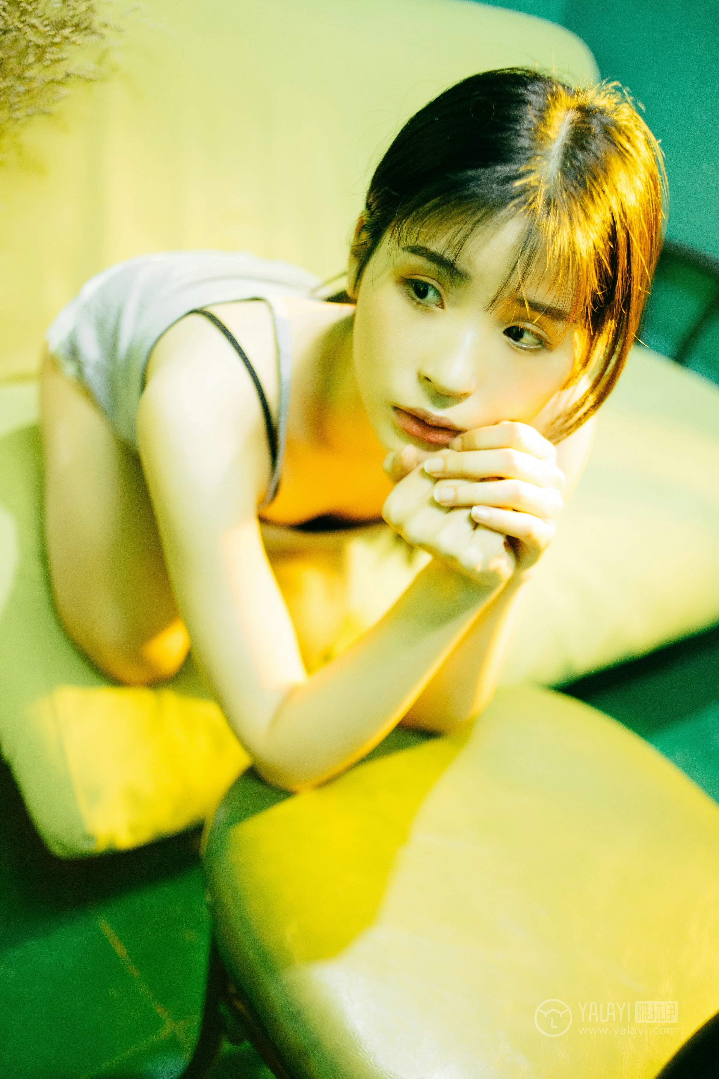 [YALAYI雅拉伊]No.198 重庆森林 阿惜 灰色吊带小背心加安全短裤性感私房写真集第12张