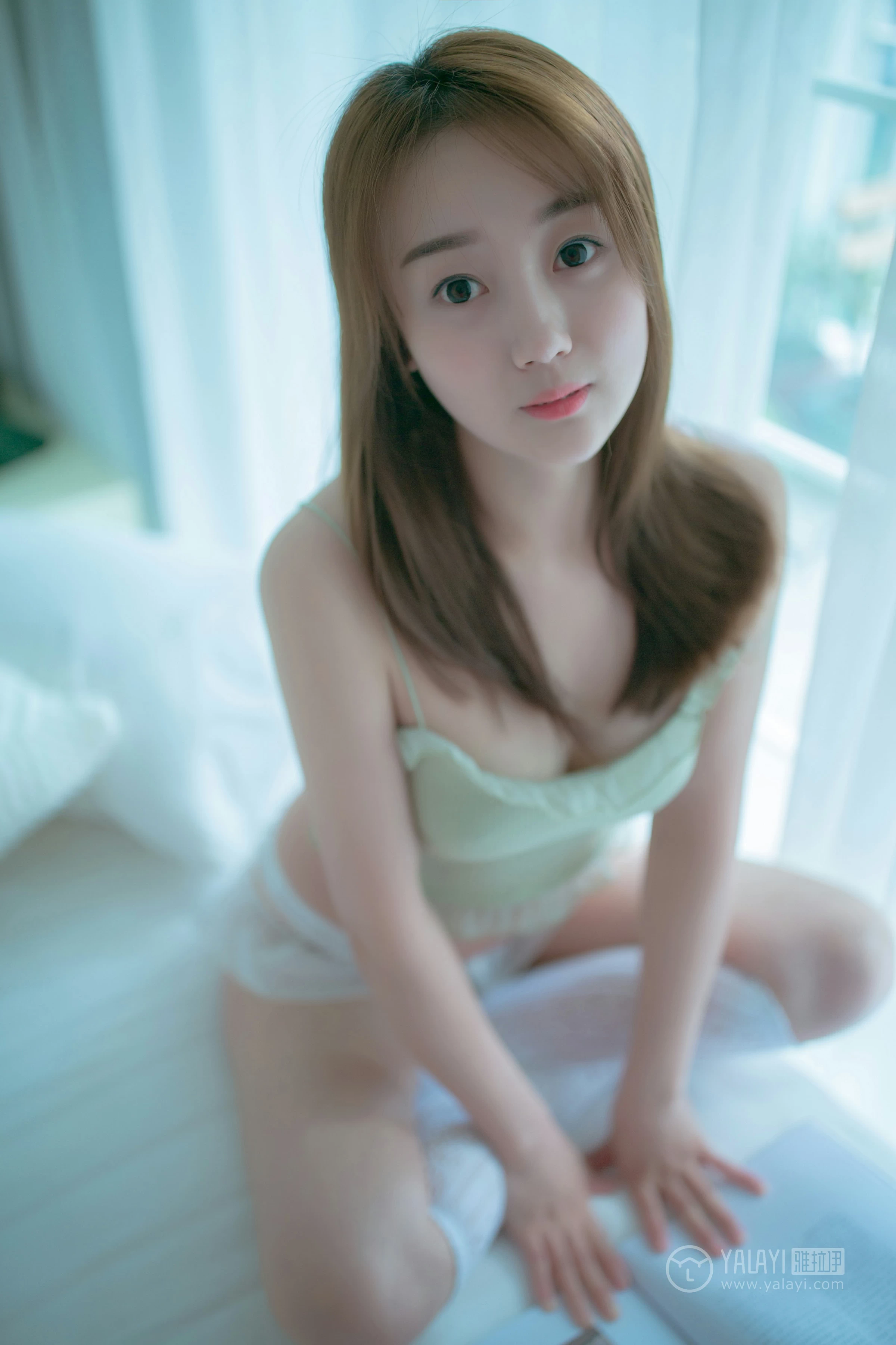 [YALAYI雅拉伊]No.205 薄荷味 水水酱 吊带蕾丝内衣加白色镂空丝袜性感私房写真集第3张