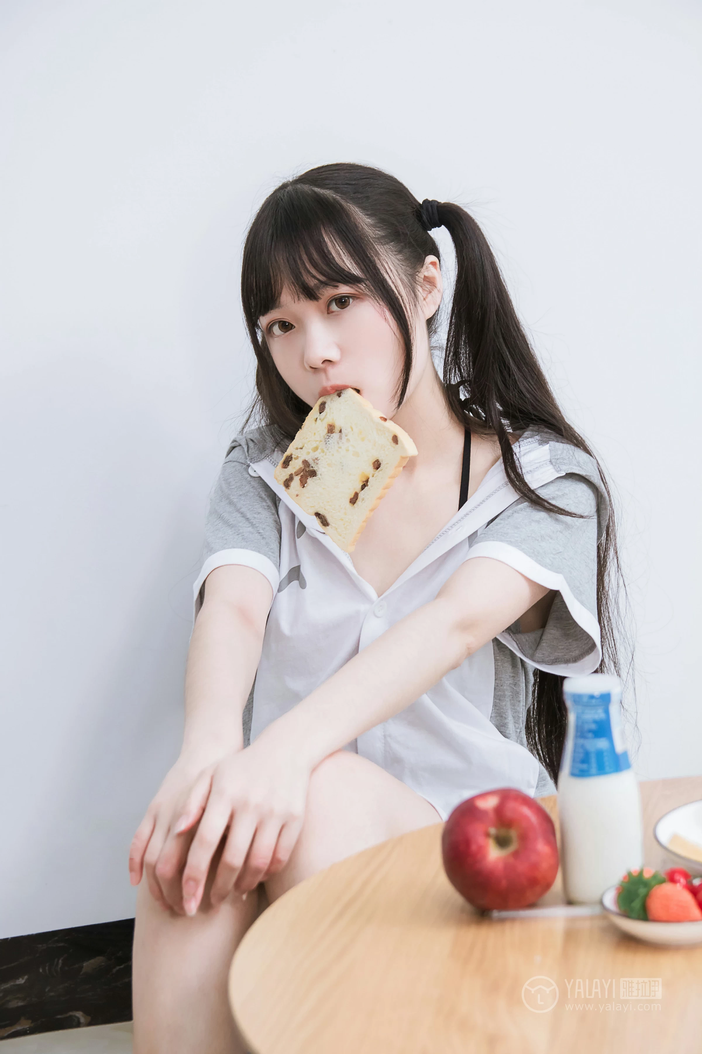 [YALAYI雅拉伊]No.201 龙猫睡衣 小琉 灰色连身睡衣加黑色情趣内衣性感私房写真集第12张