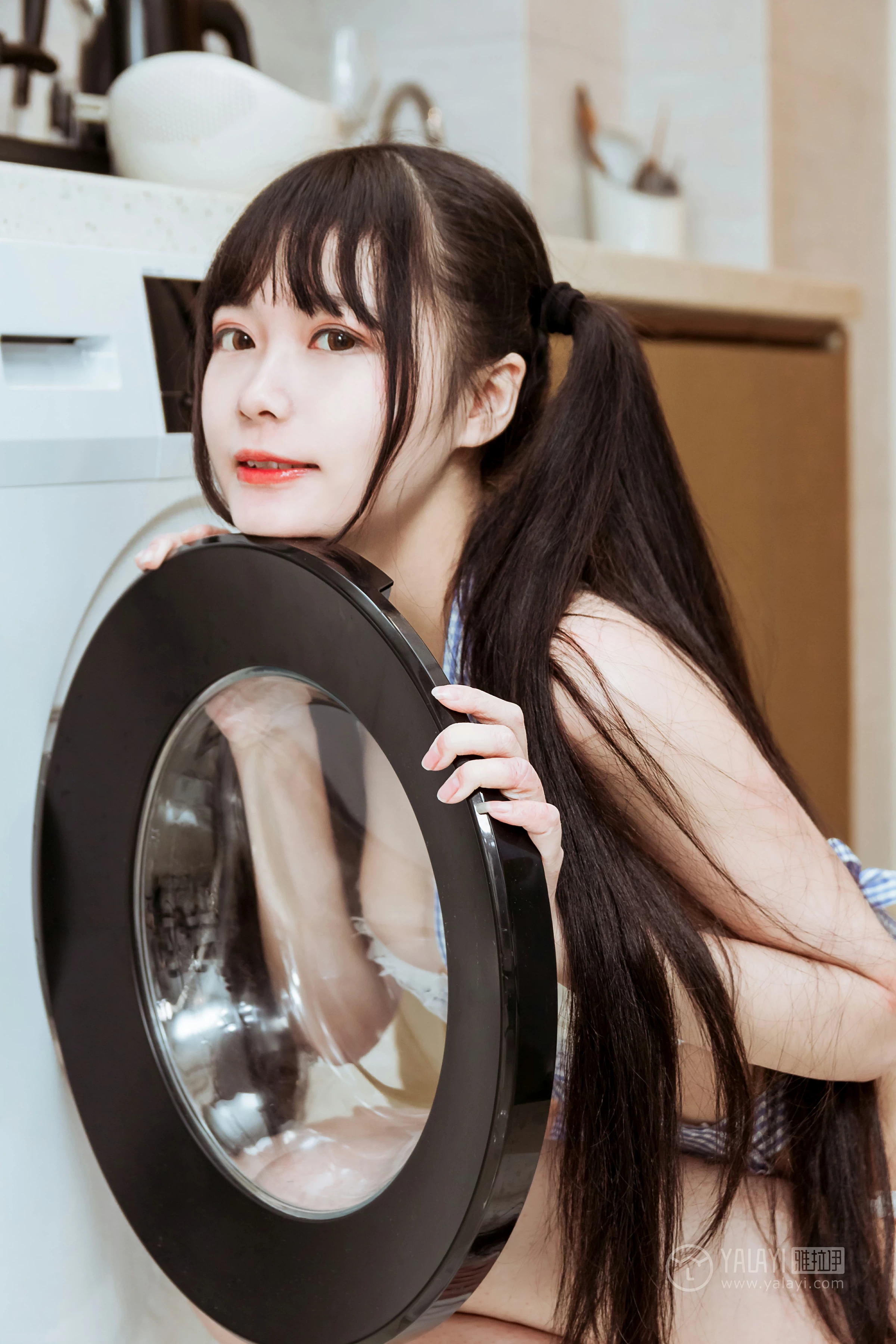 [YALAYI雅拉伊]No.204 美味厨娘 小琉 格子围裙加白色蕾丝内衣性感私房写真集第10张