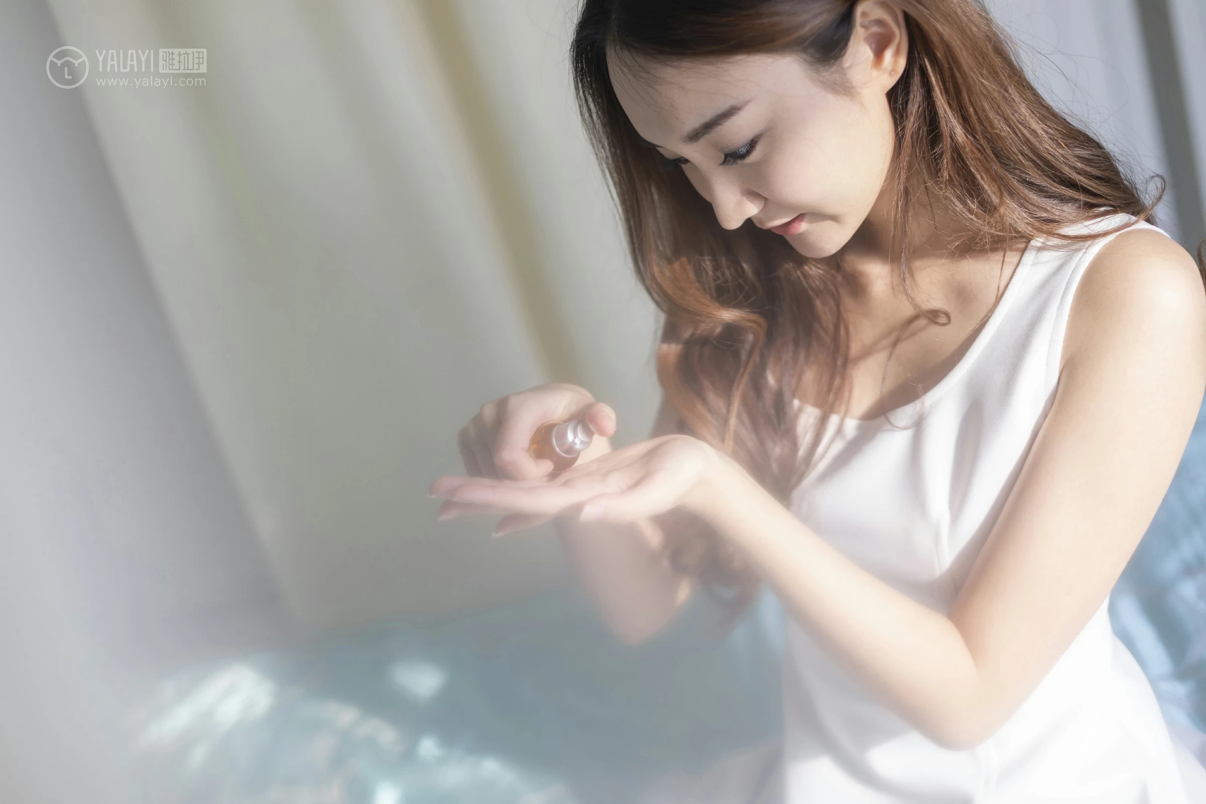 [YALAYI雅拉伊]No.212 白色星期六 丁煊彤 白色连身礼裙性感私房写真集第18张