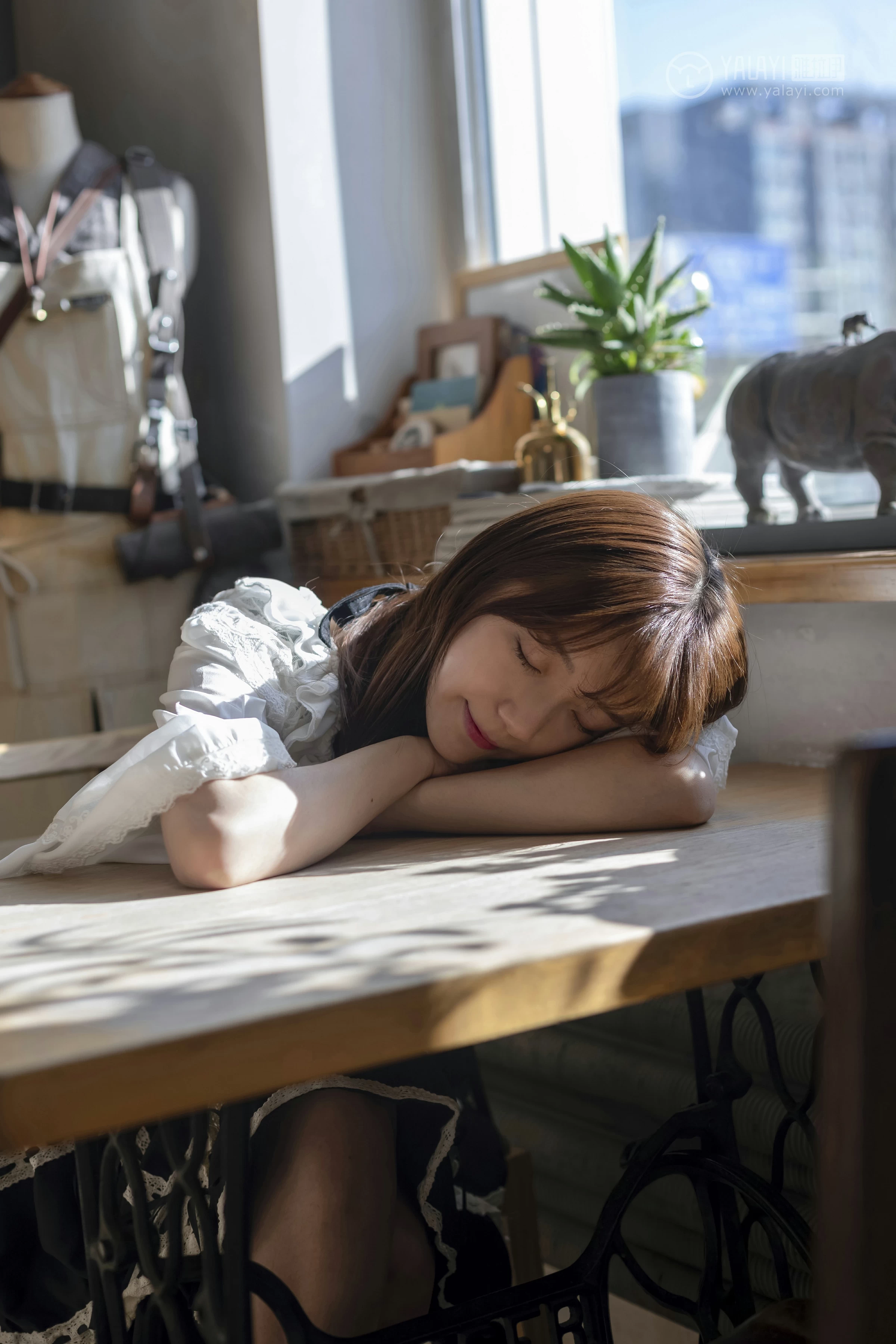 [YALAYI雅拉伊]No.219 半糖洛丽塔 刘开心 情趣公主制服连衣裙性感私房写真集第3张