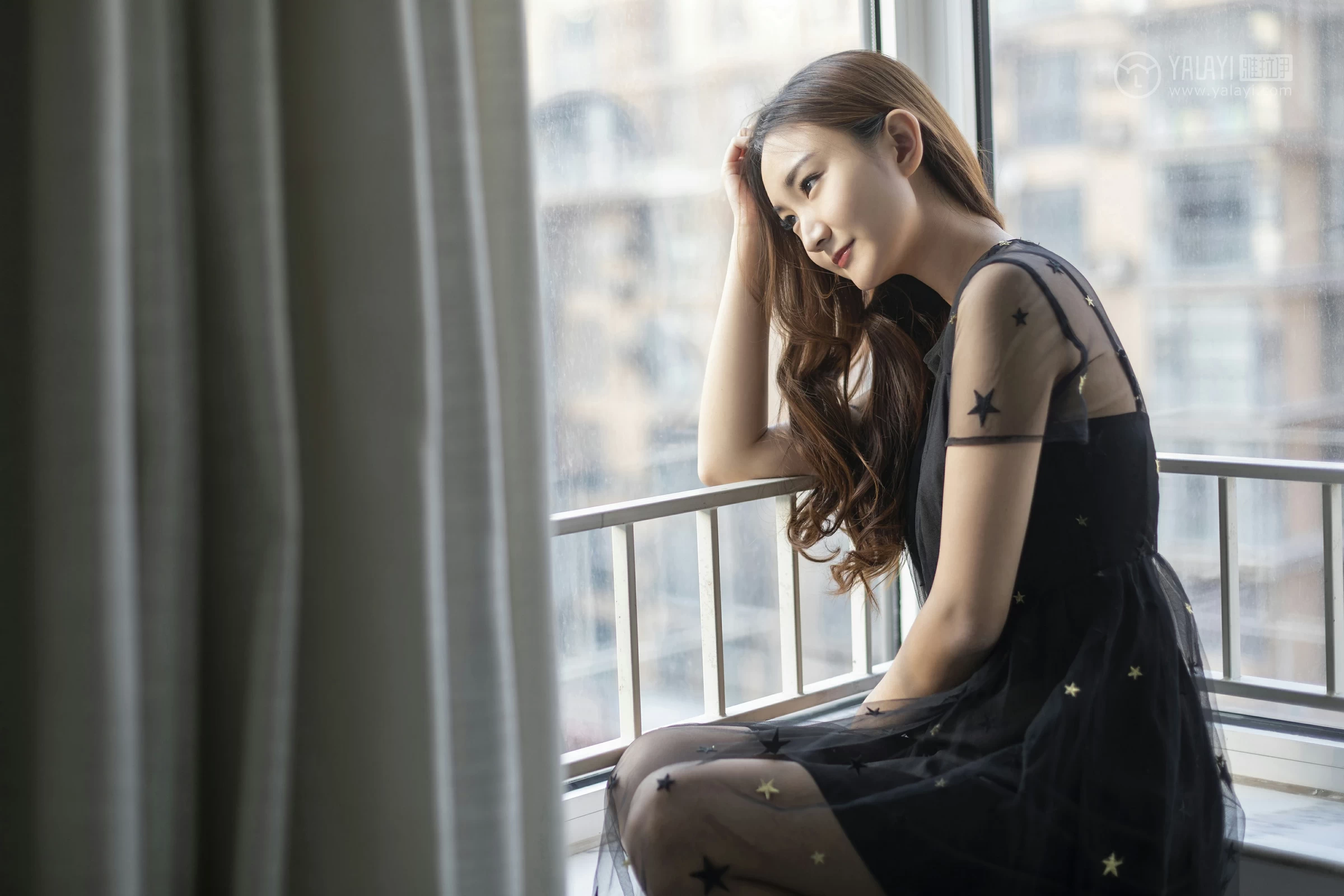 [YALAYI雅拉伊]No.220 等候 丁煊彤 黑色透视吊带连衣裙性感私房写真集第6张