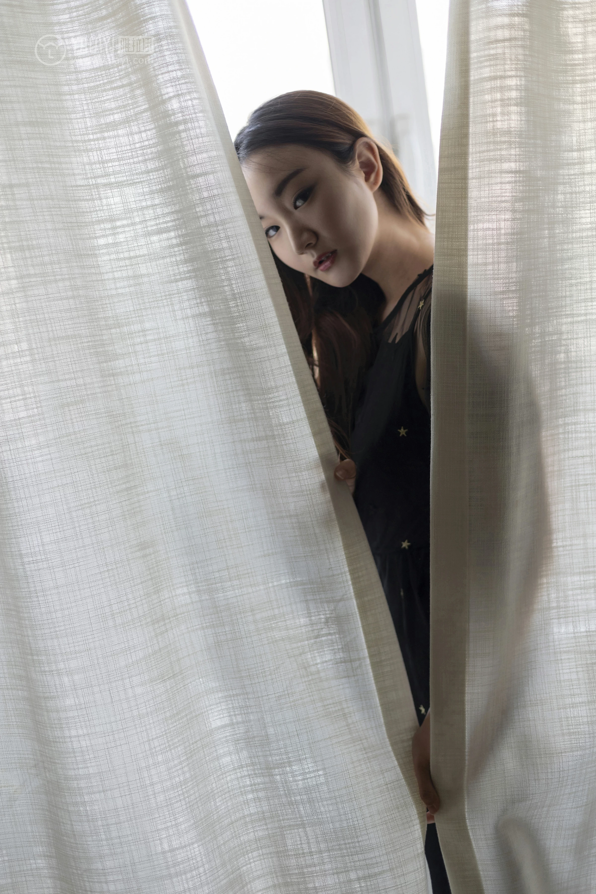 [YALAYI雅拉伊]No.220 等候 丁煊彤 黑色透视吊带连衣裙性感私房写真集第9张