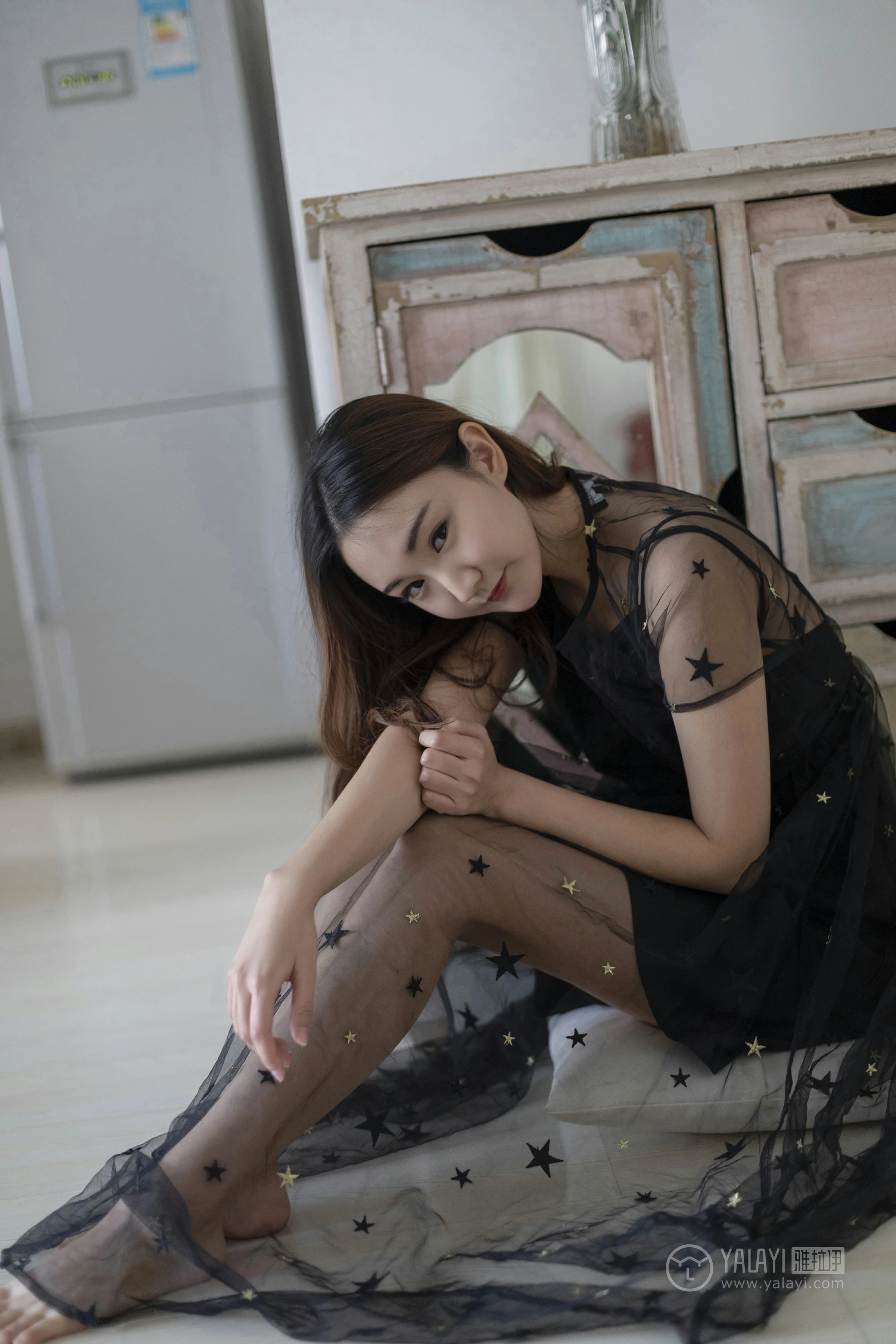 [YALAYI雅拉伊]No.220 等候 丁煊彤 黑色透视吊带连衣裙性感私房写真集第10张