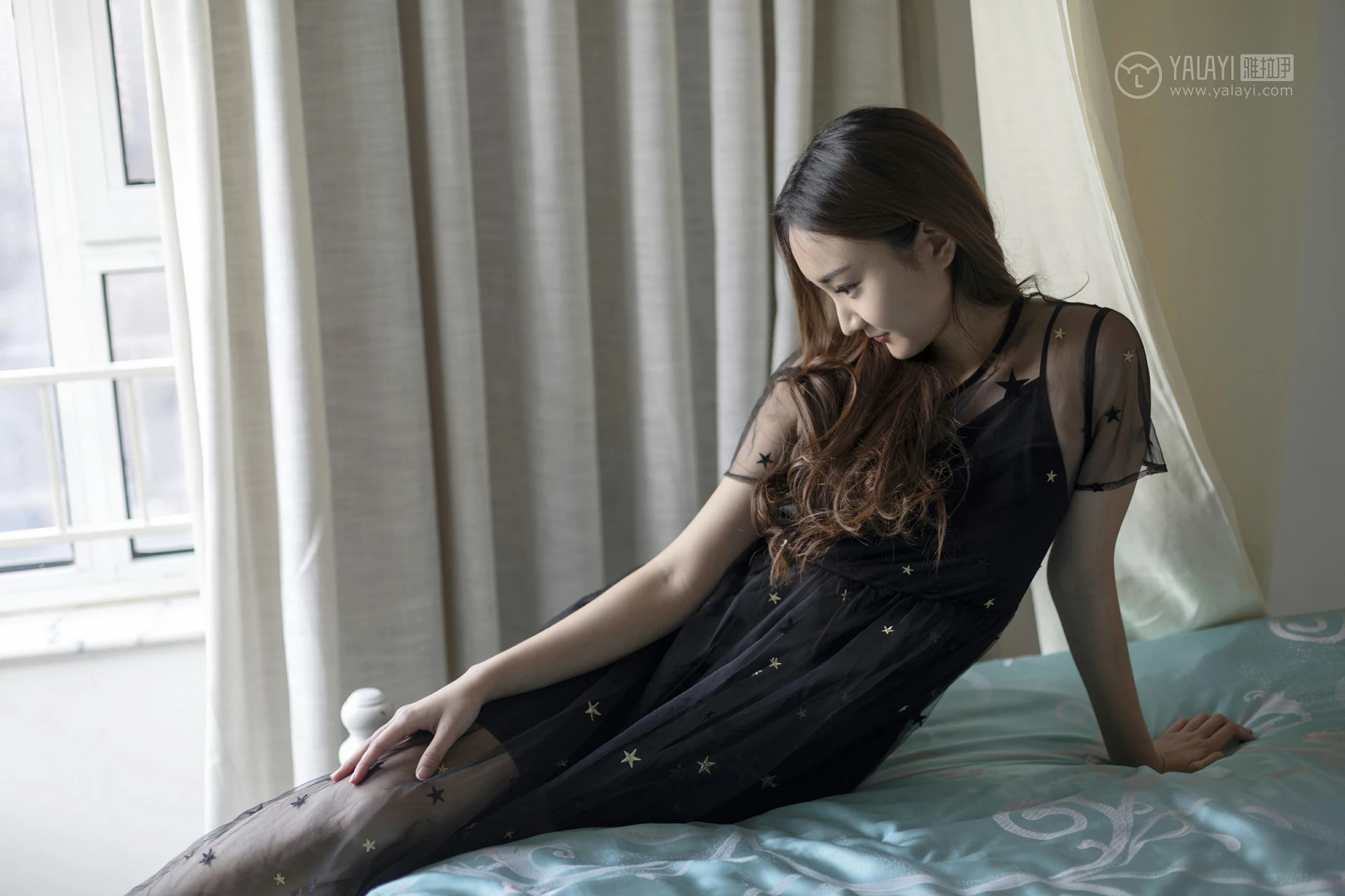 [YALAYI雅拉伊]No.220 等候 丁煊彤 黑色透视吊带连衣裙性感私房写真集第15张
