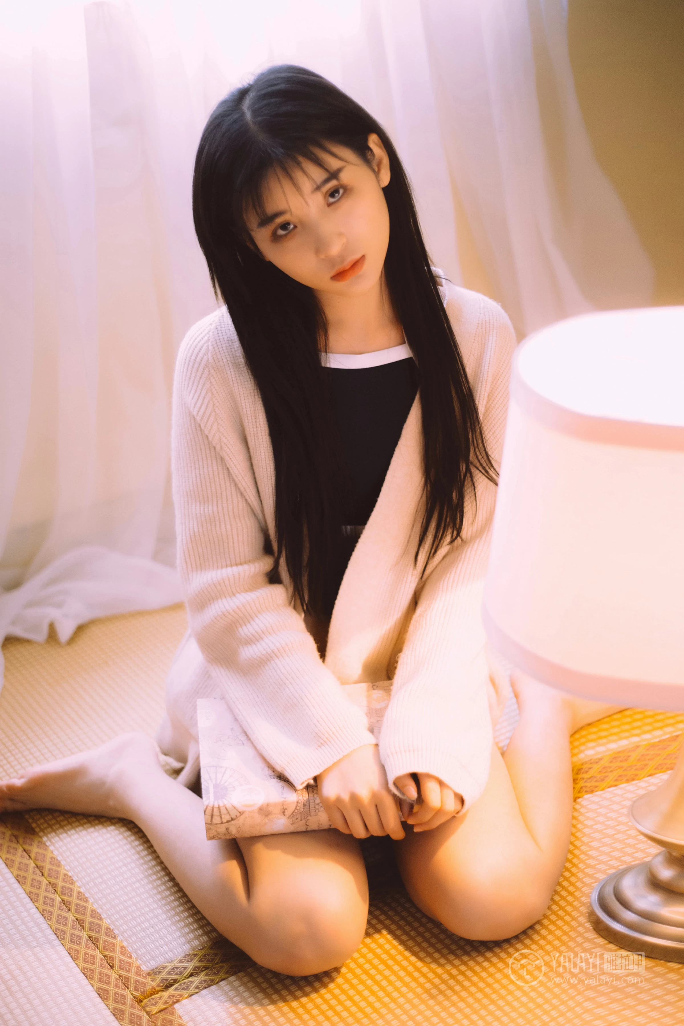 [YALAYI雅拉伊]No.222 如花似玉 阿惜 白色外套加蓝色内衣性感私房写真集第3张