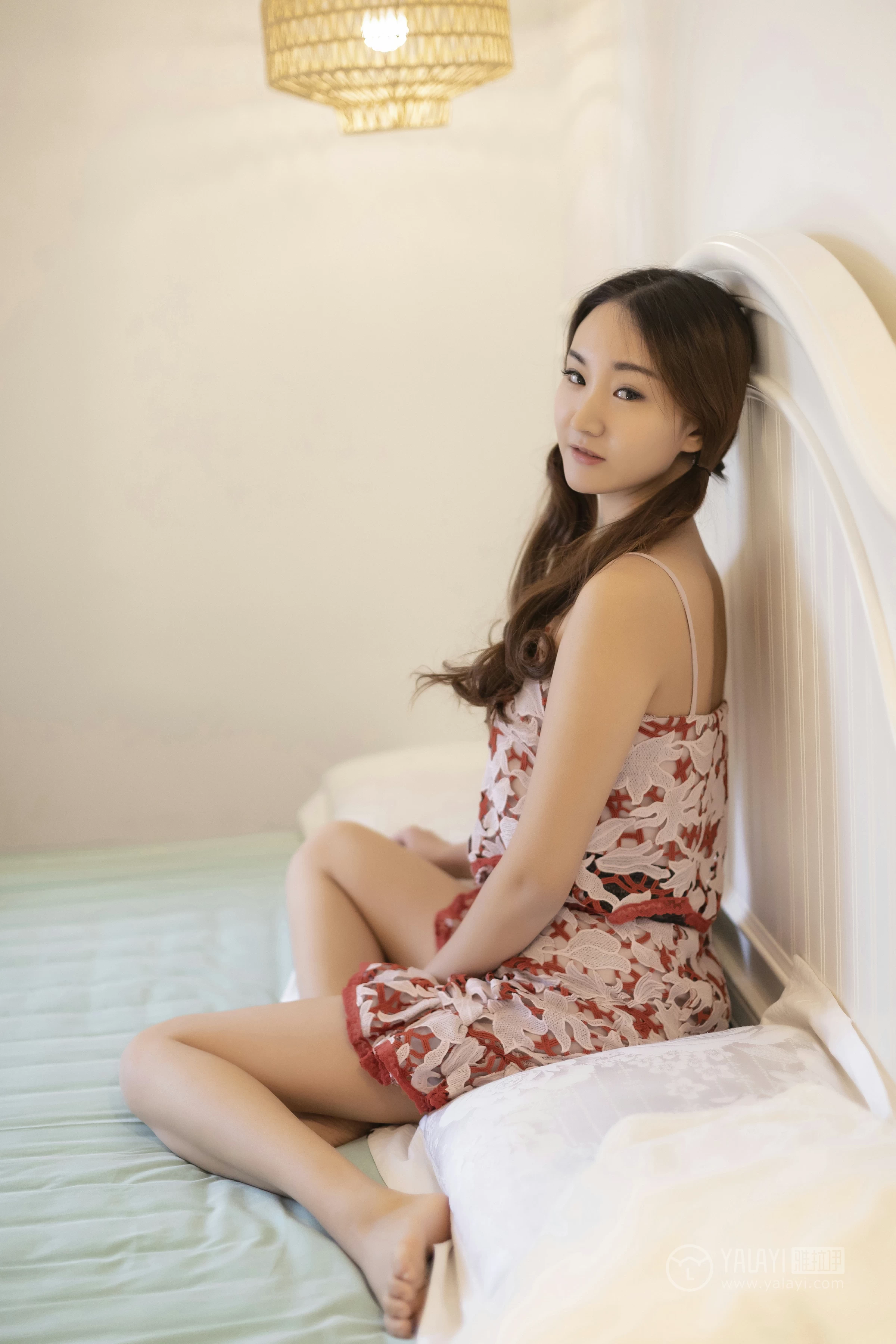 [YALAYI雅拉伊]No.231 《贤妻》 丁煊彤 红色吊带连衣裙居家性感私房写真集第12张