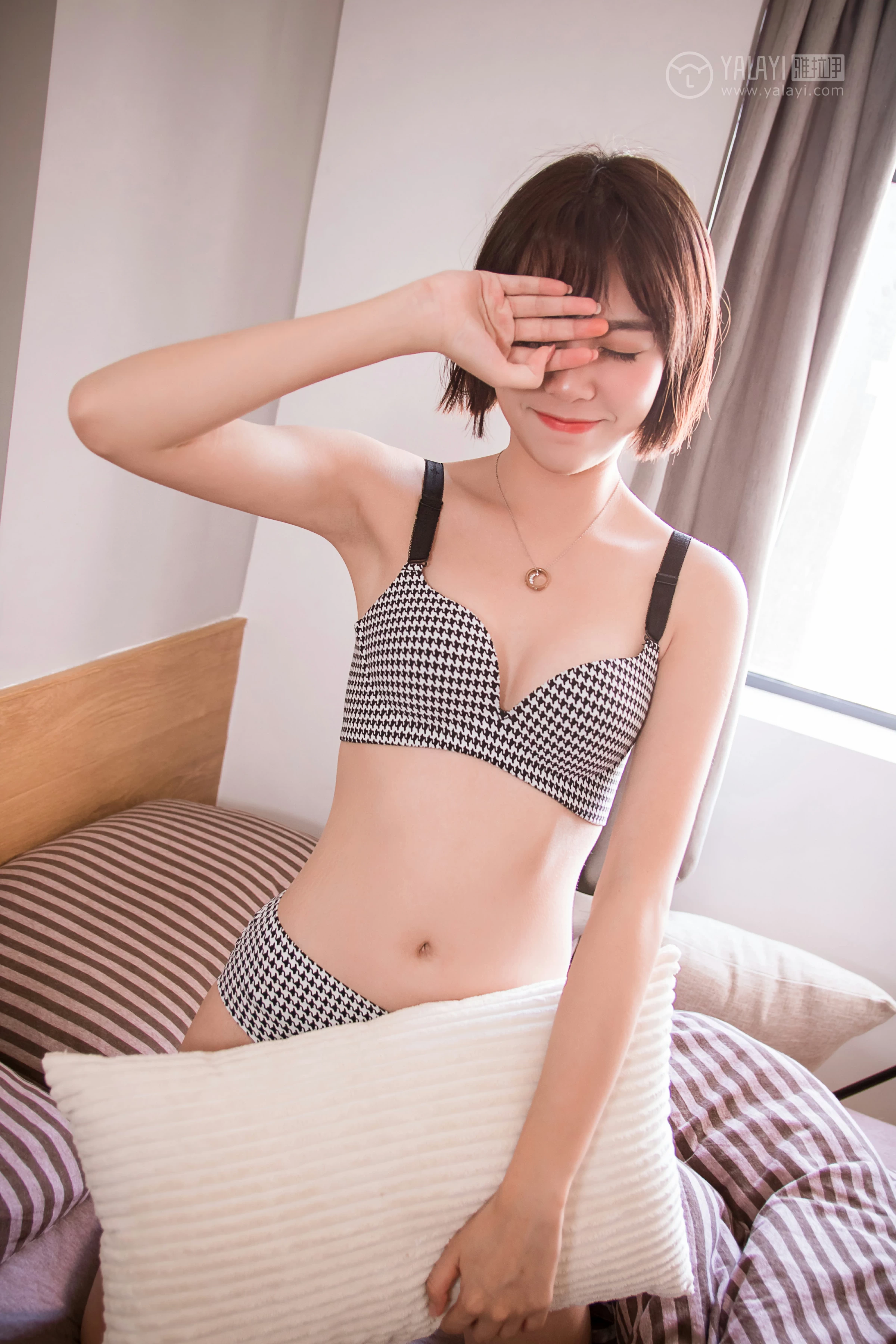 [YALAYI雅拉伊]No.232 《少女的早餐》 小杨 灰色短袖加格子内衣性感私房写真集第4张