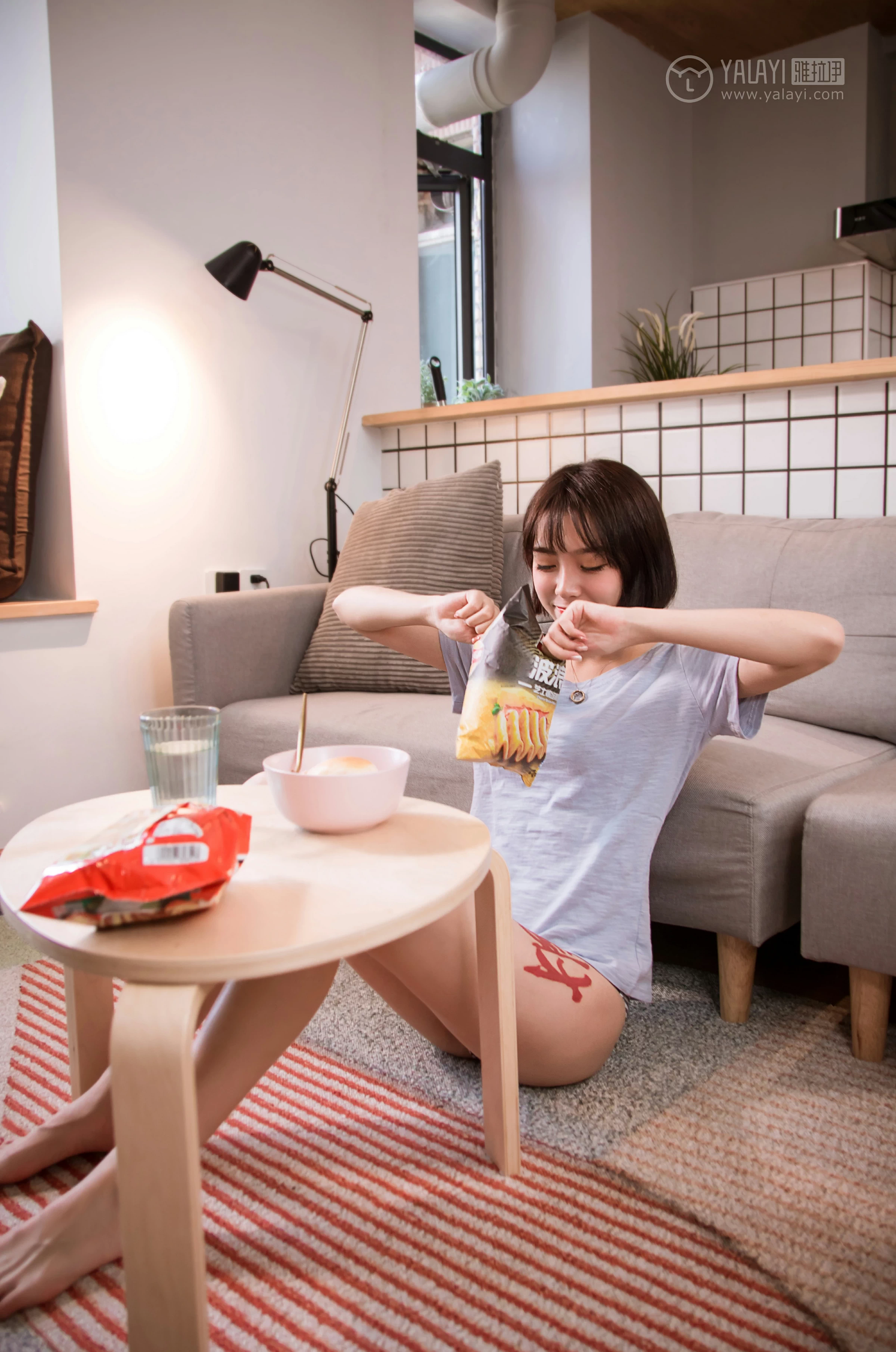 [YALAYI雅拉伊]No.232 《少女的早餐》 小杨 灰色短袖加格子内衣性感私房写真集第9张