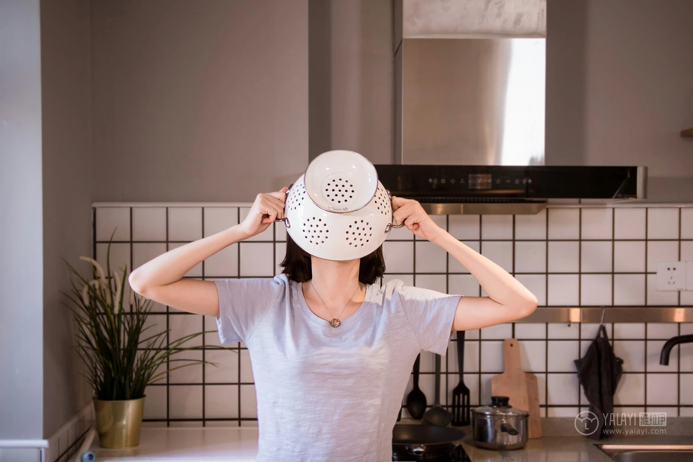 [YALAYI雅拉伊]No.232 《少女的早餐》 小杨 灰色短袖加格子内衣性感私房写真集第13张