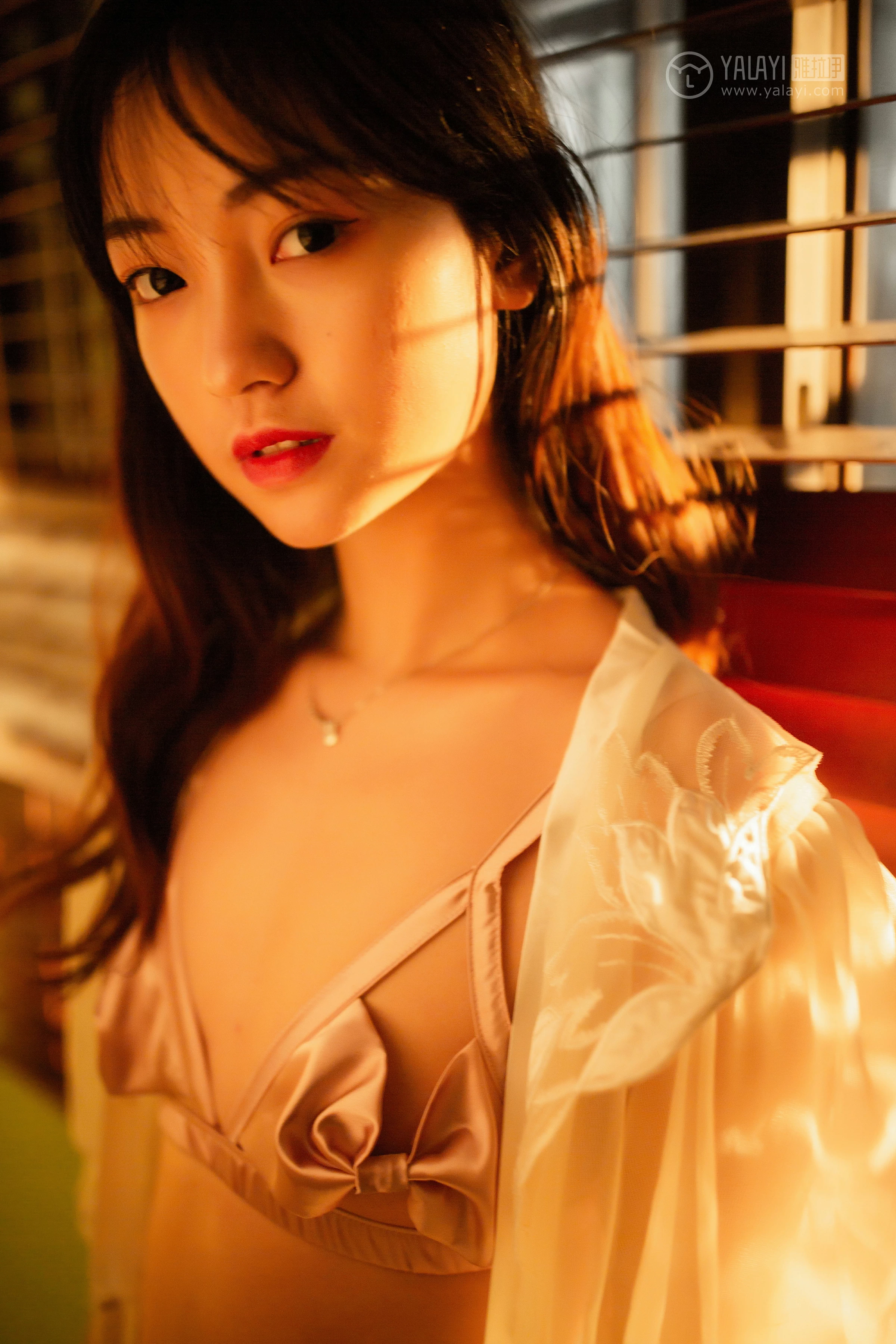 [YALAYI雅拉伊]No.233 《爱囚》 天蓝酱 白色透视睡衣加金色情趣内衣性感私房写真集第2张