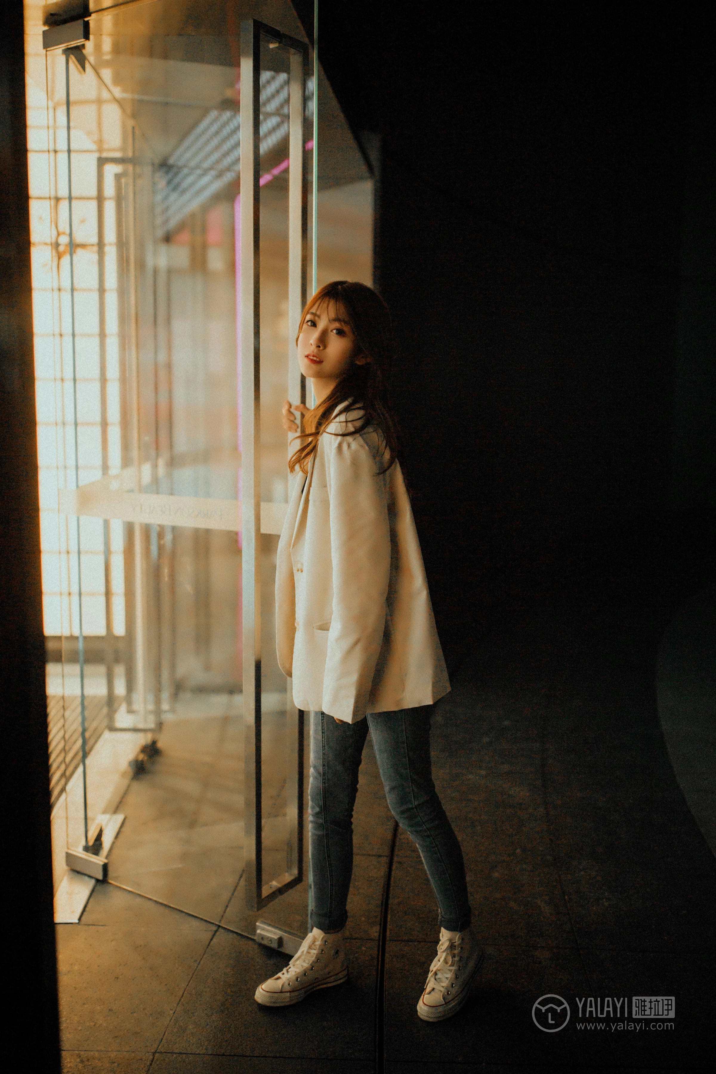 [YALAYI雅拉伊]No.245 无关痛痒 丸糯糯 米色外套与灰色蕾丝内衣加紧身牛仔裙裤性感私房写真集第2张