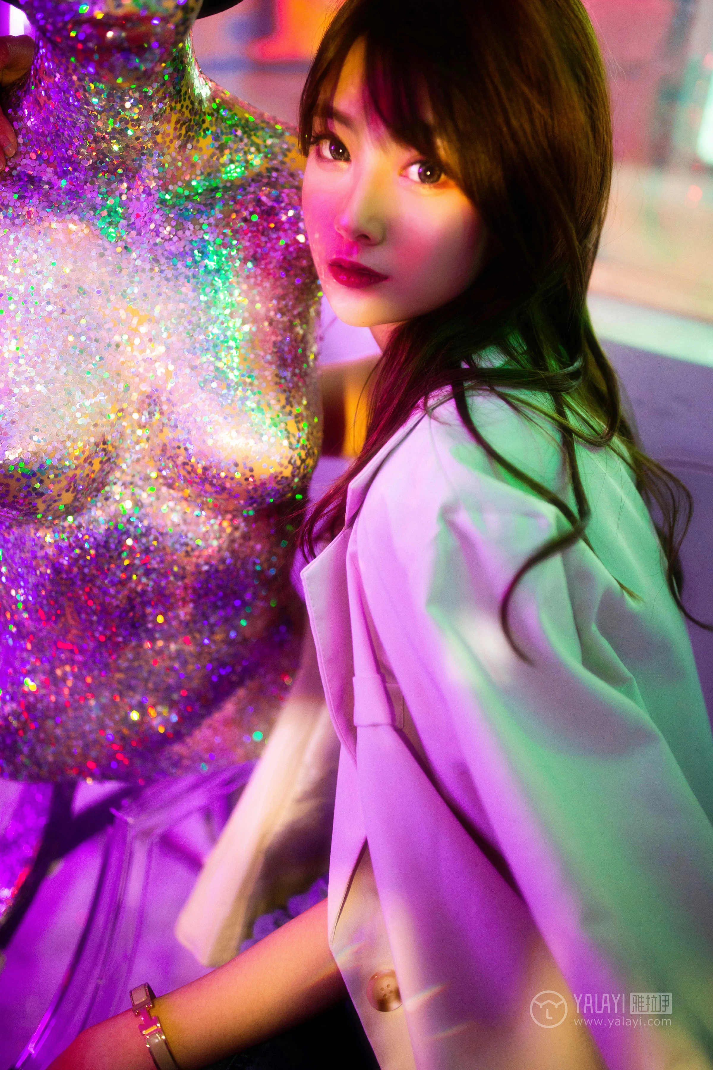 [YALAYI雅拉伊]No.245 无关痛痒 丸糯糯 米色外套与灰色蕾丝内衣加紧身牛仔裙裤性感私房写真集第6张