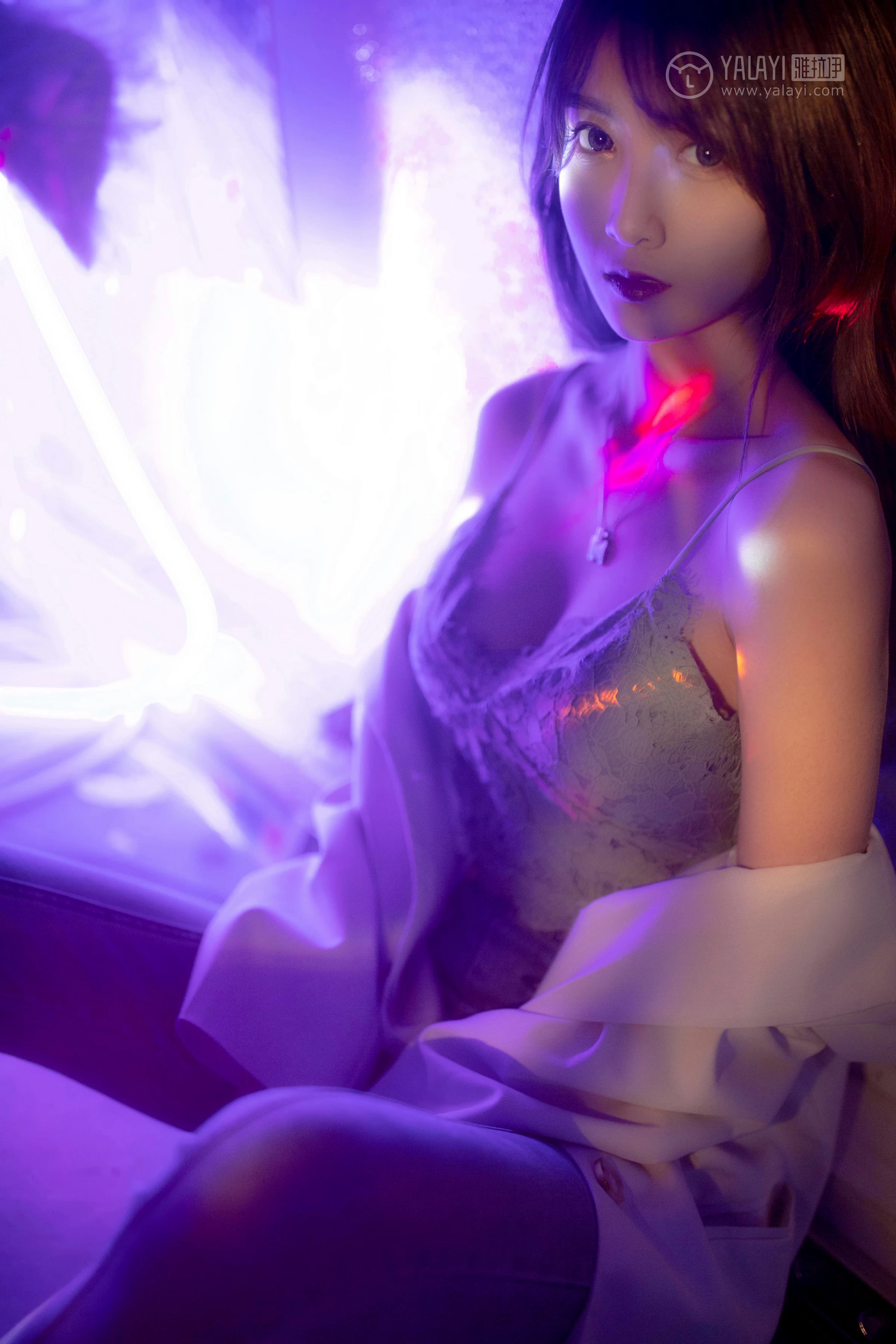 [YALAYI雅拉伊]No.245 无关痛痒 丸糯糯 米色外套与灰色蕾丝内衣加紧身牛仔裙裤性感私房写真集第7张