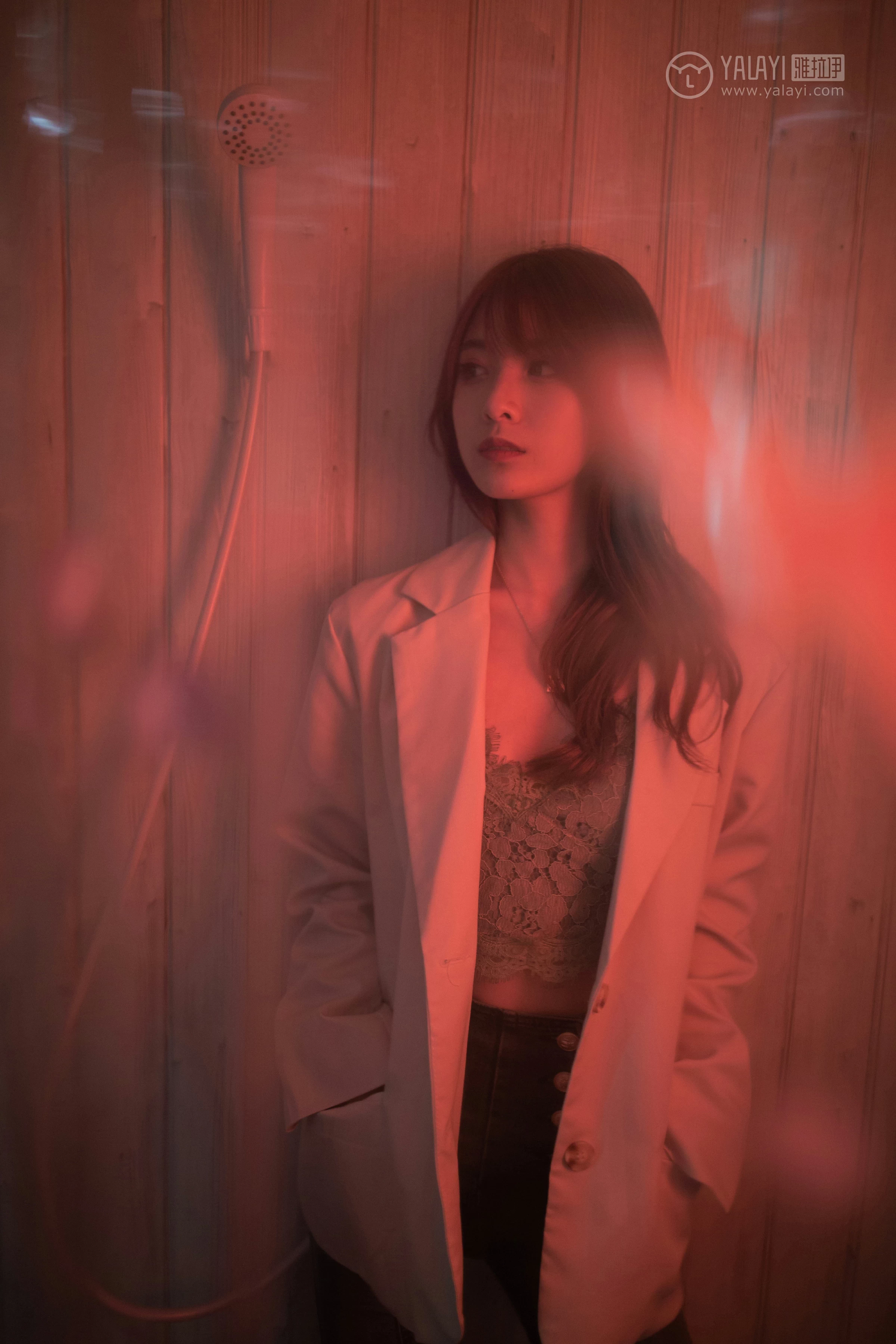 [YALAYI雅拉伊]No.245 无关痛痒 丸糯糯 米色外套与灰色蕾丝内衣加紧身牛仔裙裤性感私房写真集第10张