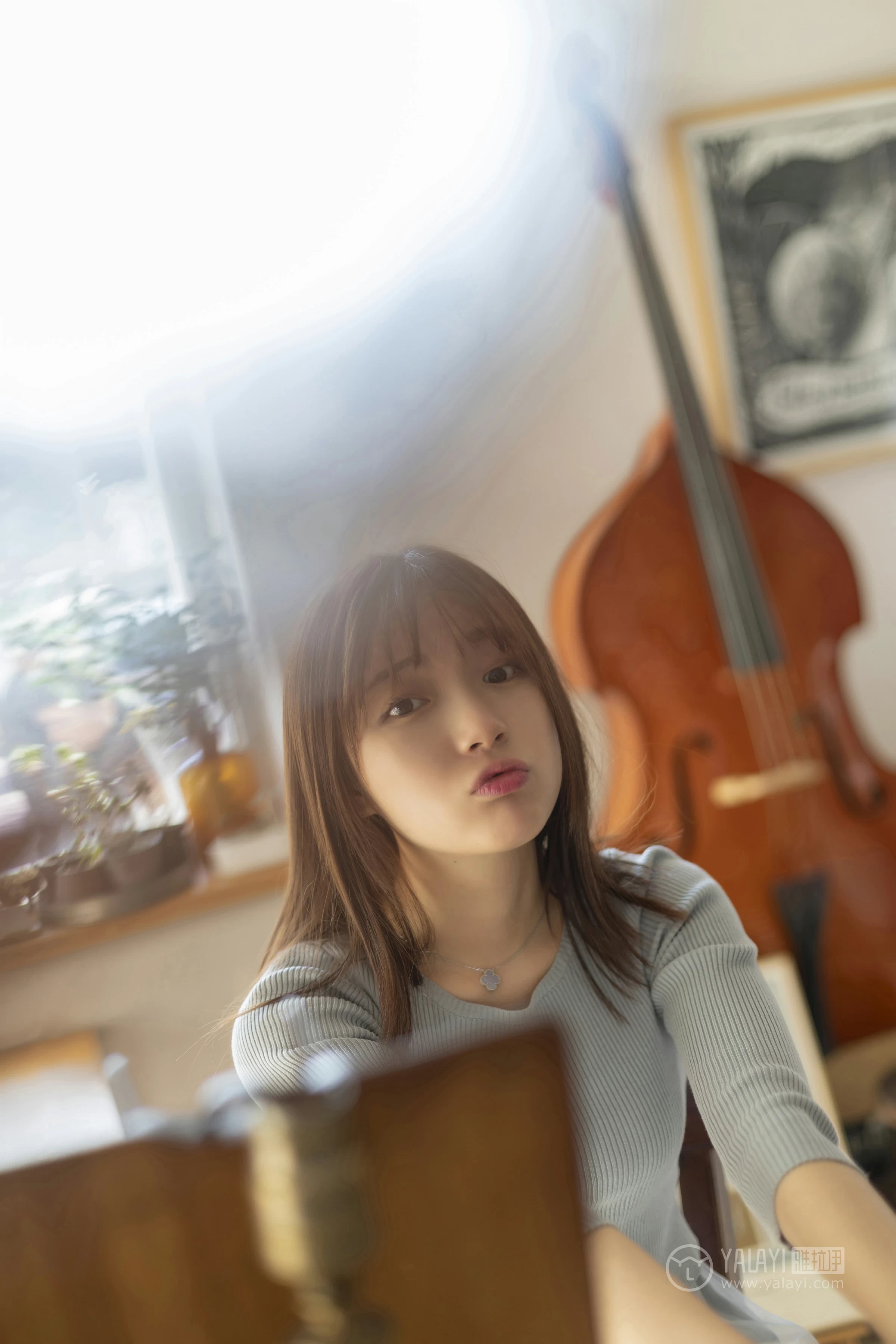 [YALAYI雅拉伊]No.249 看着你玩 刘开心 蓝色上衣加短裙清纯可爱私房写真集第8张