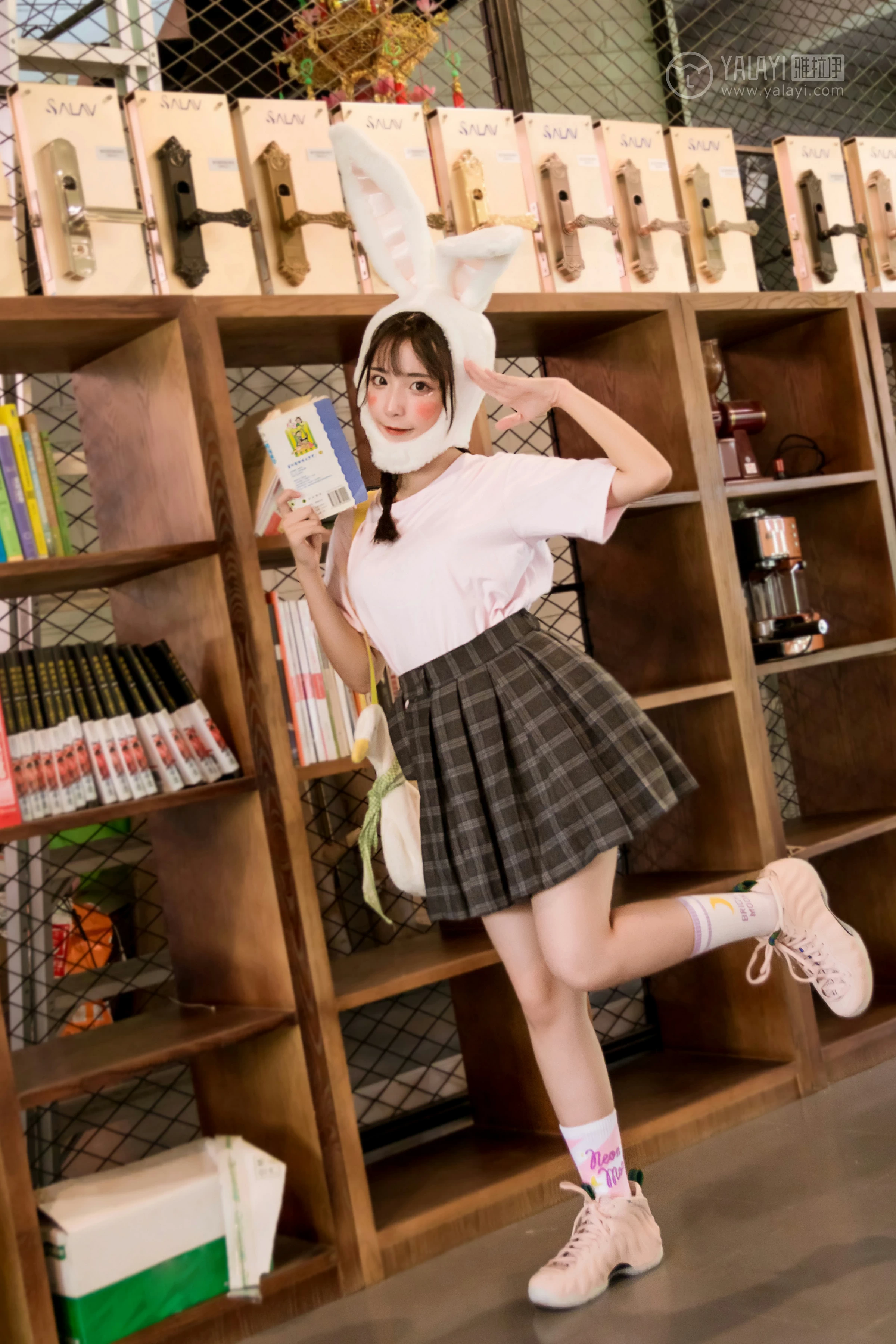 [YALAYI雅拉伊]No.251 小兔子乖乖 阿橙 粉色短袖加灰色格子短裙清纯可爱私房写真集第2张