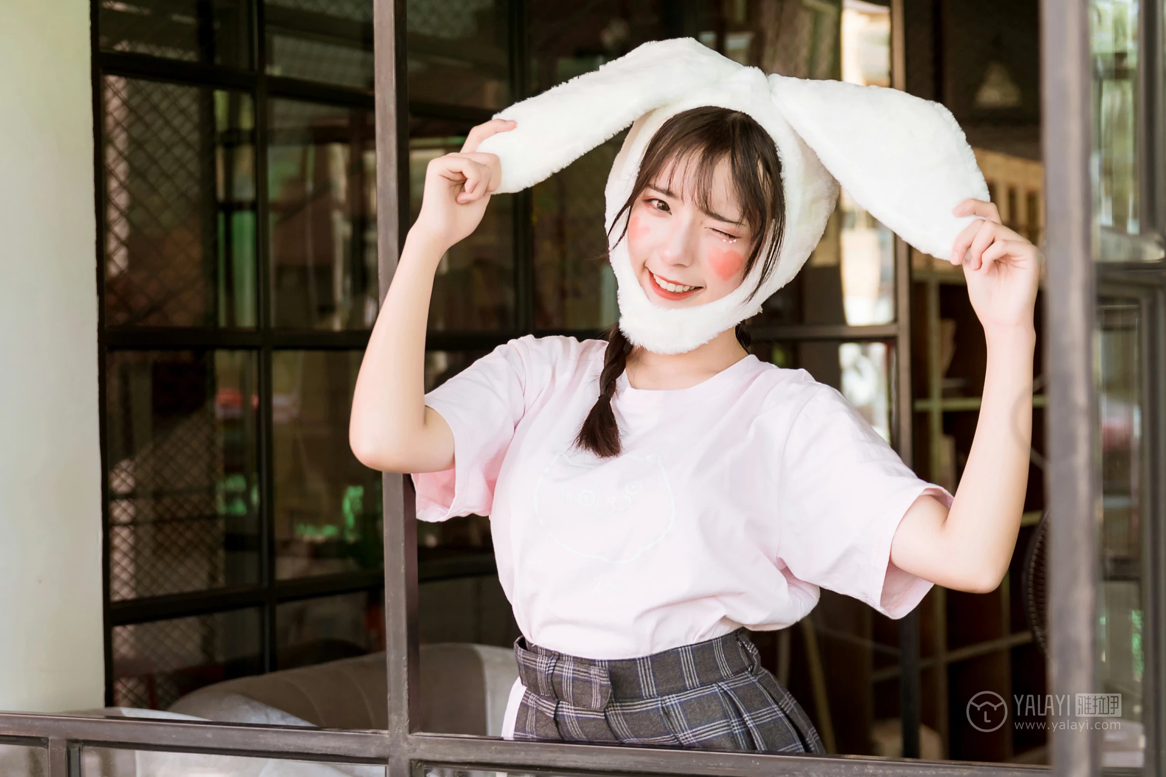 [YALAYI雅拉伊]No.251 小兔子乖乖 阿橙 粉色短袖加灰色格子短裙清纯可爱私房写真集第4张
