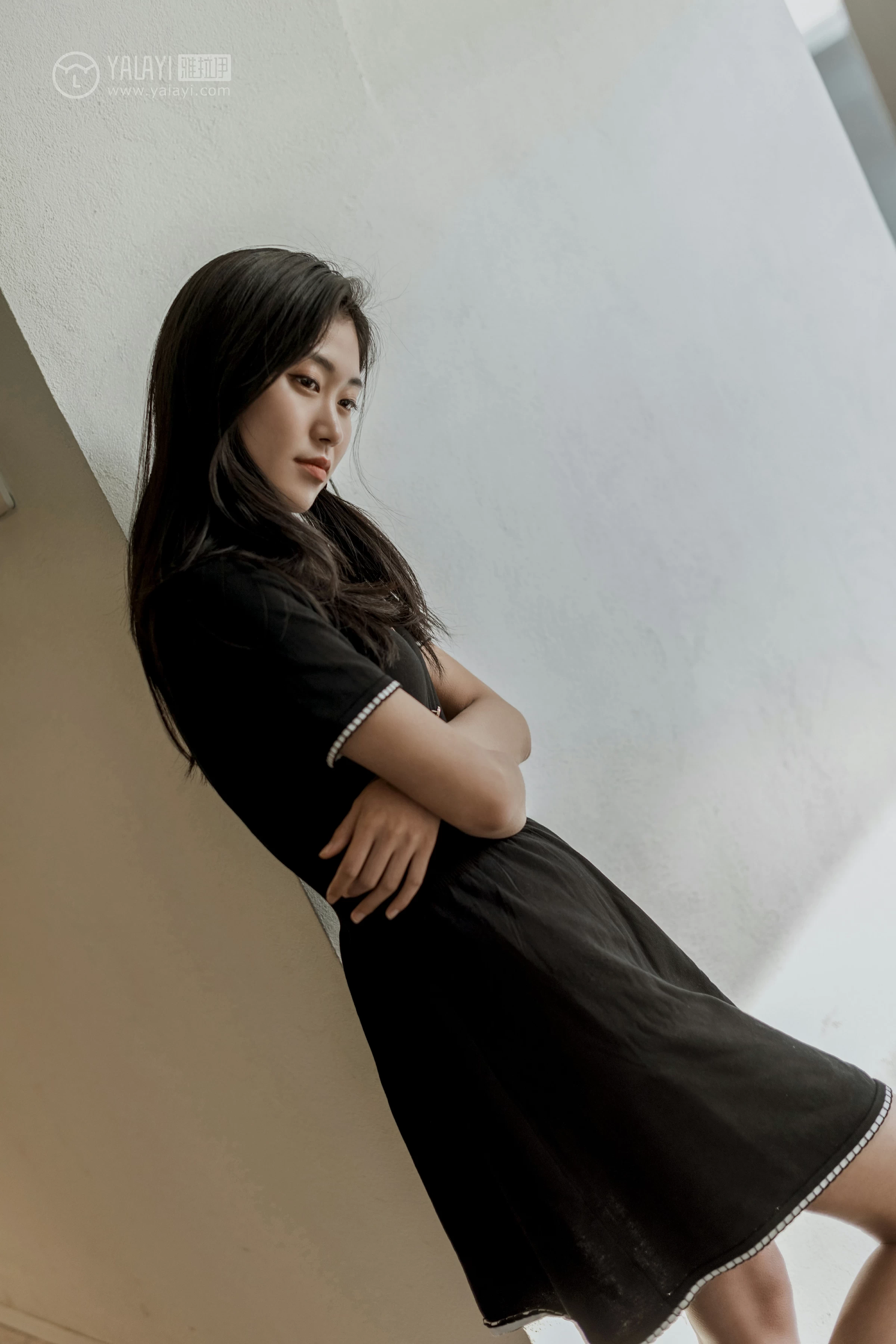 [YALAYI雅拉伊]No.255 款款情深 乔妹儿 黑色收腰连衣裙居家私房写真集第2张