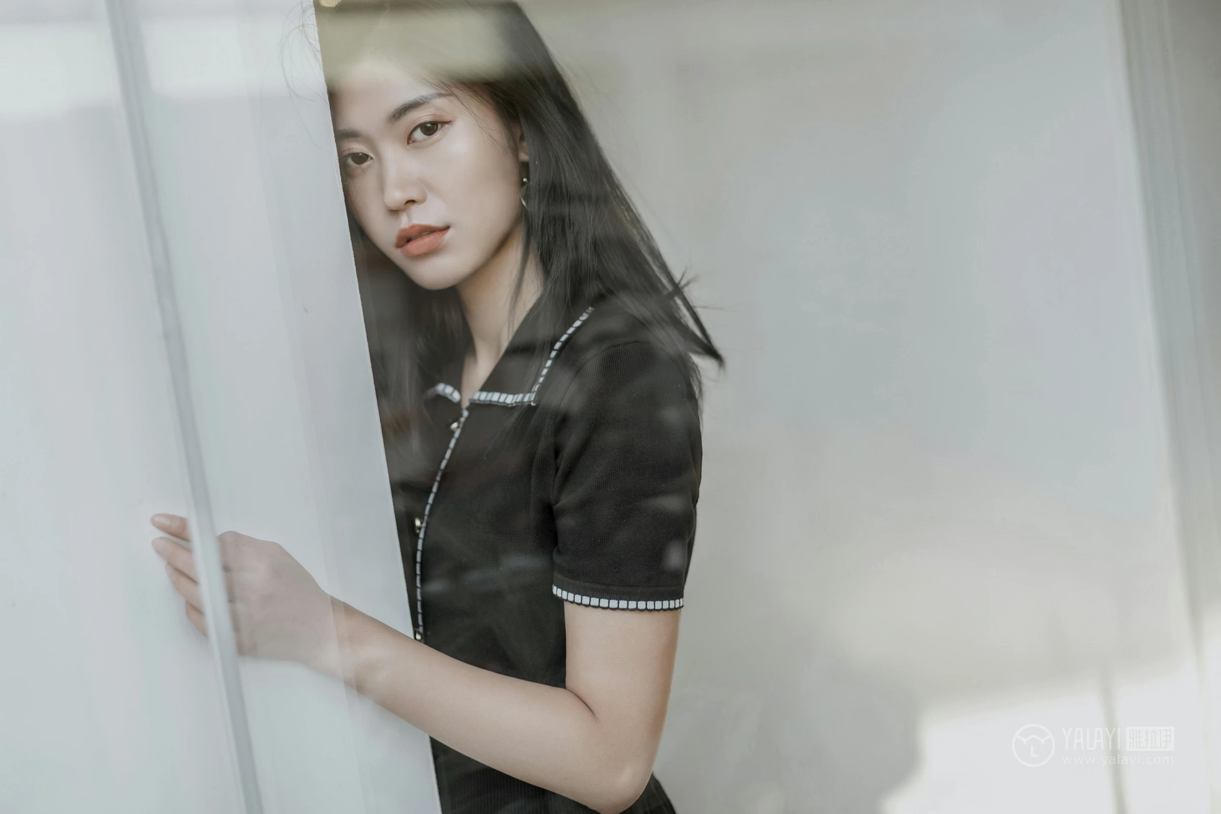 [YALAYI雅拉伊]No.255 款款情深 乔妹儿 黑色收腰连衣裙居家私房写真集第13张