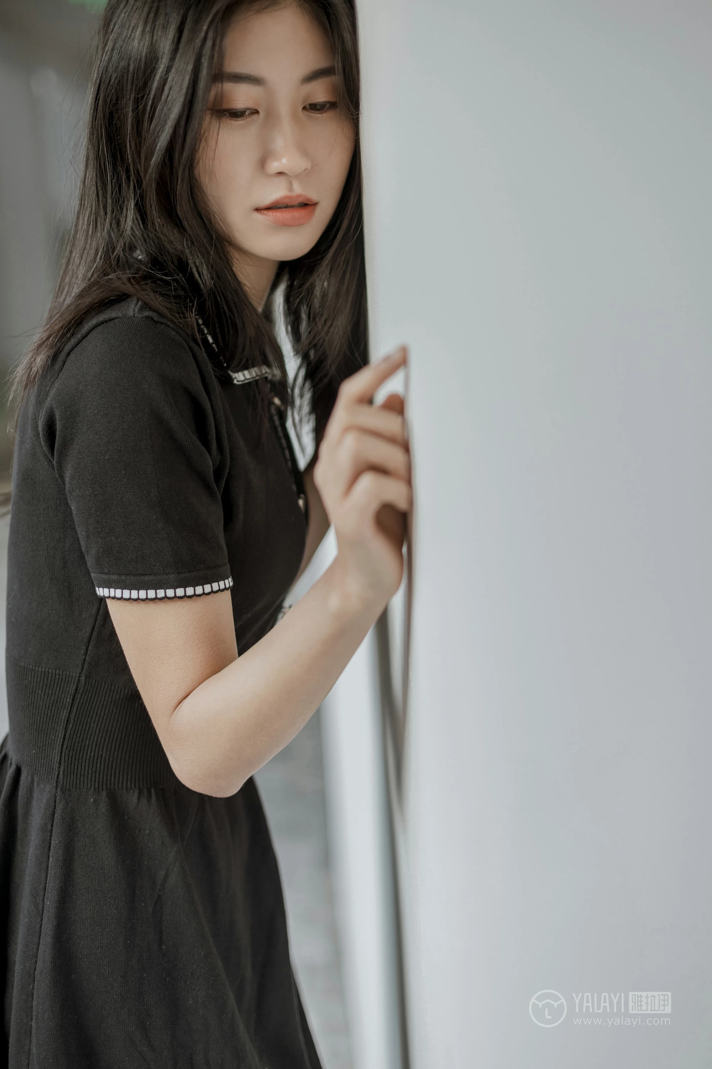 [YALAYI雅拉伊]No.255 款款情深 乔妹儿 黑色收腰连衣裙居家私房写真集第14张