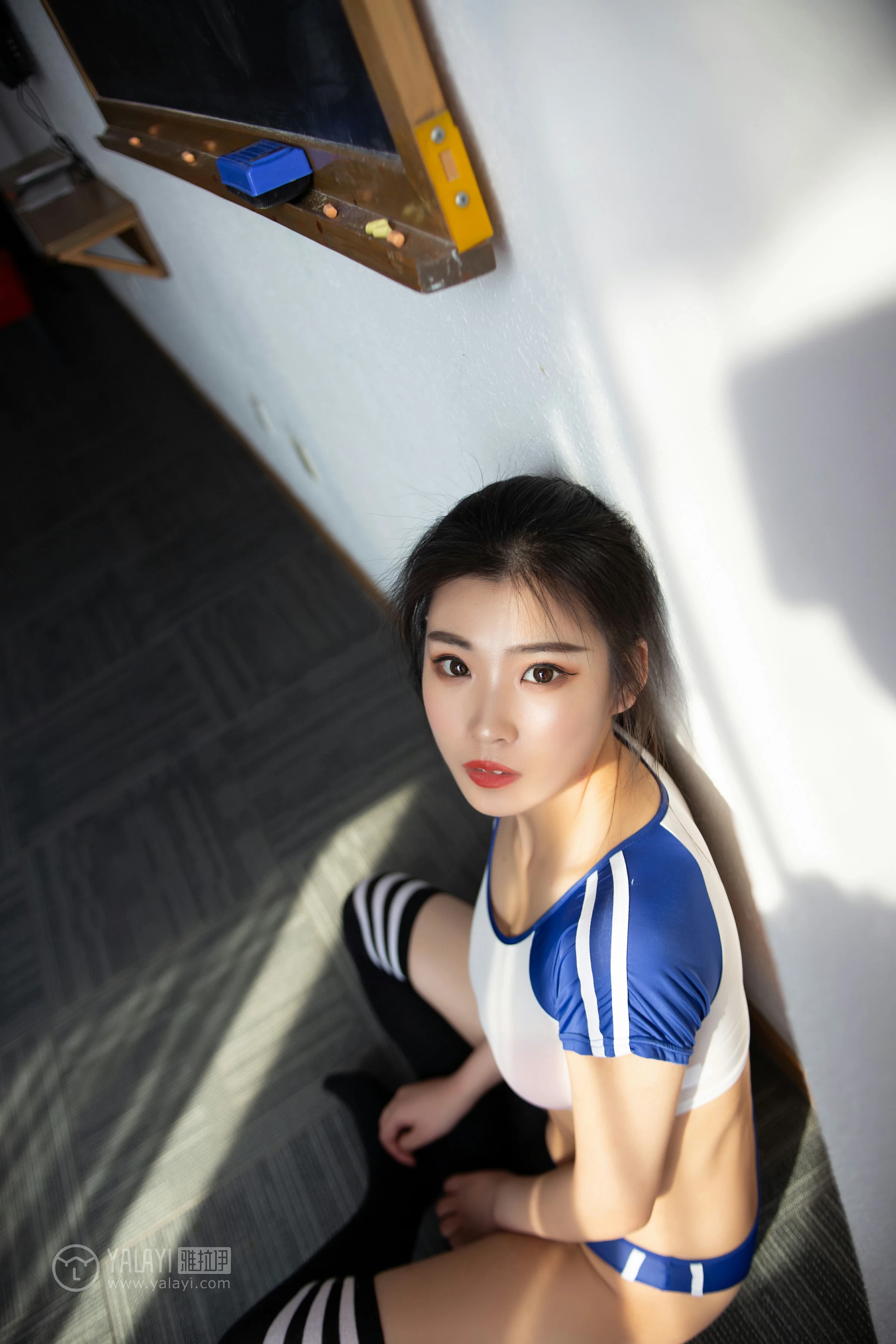 [YALAYI雅拉伊]No.263 啦啦队之歌 沫沫 蓝白紧身短袖与运动内裤加黑色丝袜美腿性感私房写真集第15张