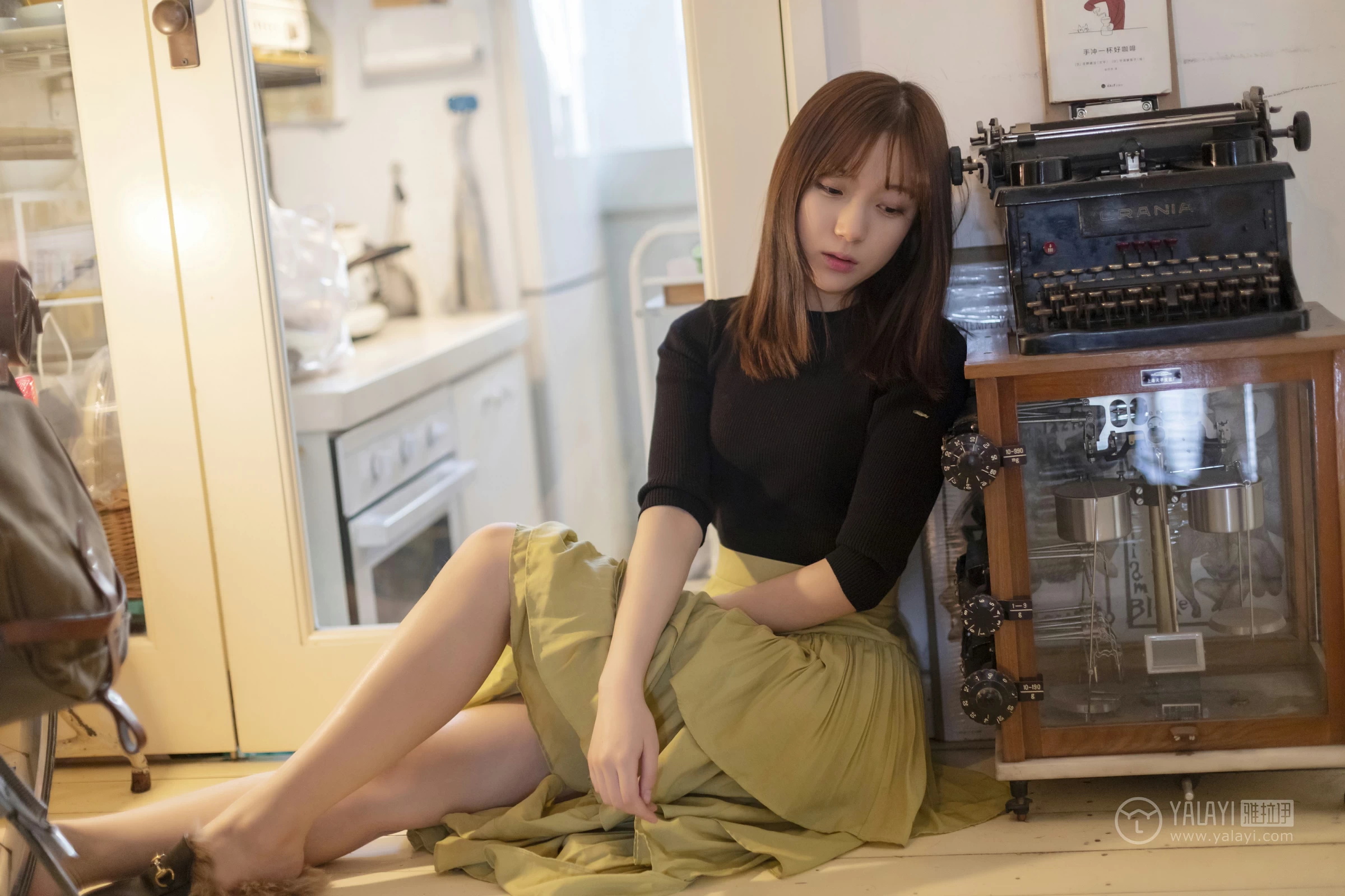 [YALAYI雅拉伊]No.265 旧情 刘开心 黑色紧身上衣加橙色短裙性感私房写真集第15张