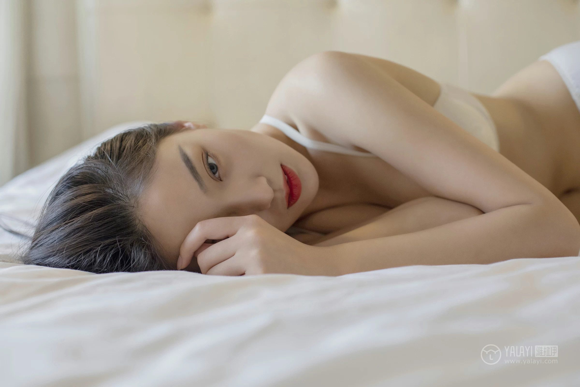 [YALAYI雅拉伊]No.281 你的样子 楚薇 米色睡衣加白色蕾丝内衣性感私房写真集第12张