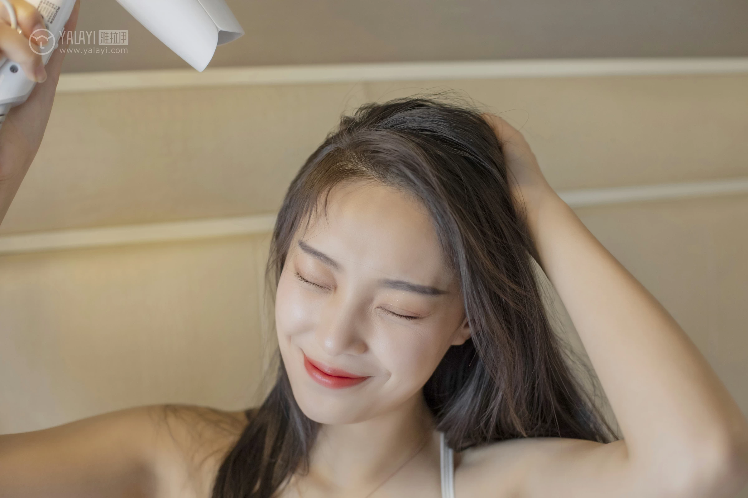 [YALAYI雅拉伊]No.281 你的样子 楚薇 米色睡衣加白色蕾丝内衣性感私房写真集第15张