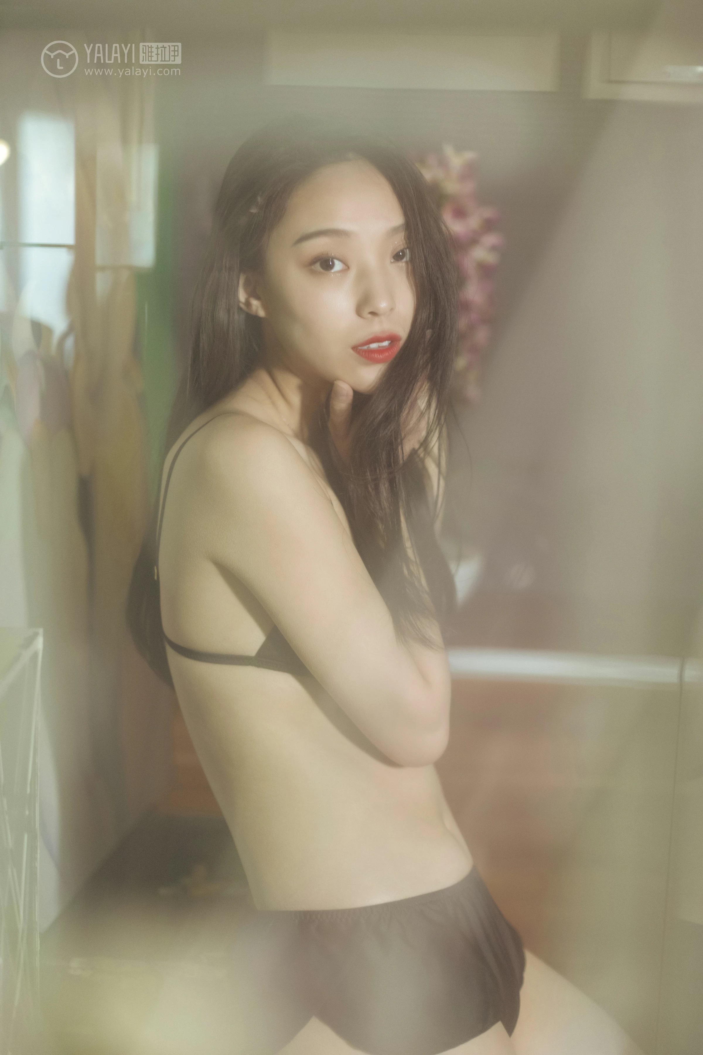 [YALAYI雅拉伊]No.282 双眸点绛唇 楚薇 黑色真丝内衣居家性感私房写真集第5张