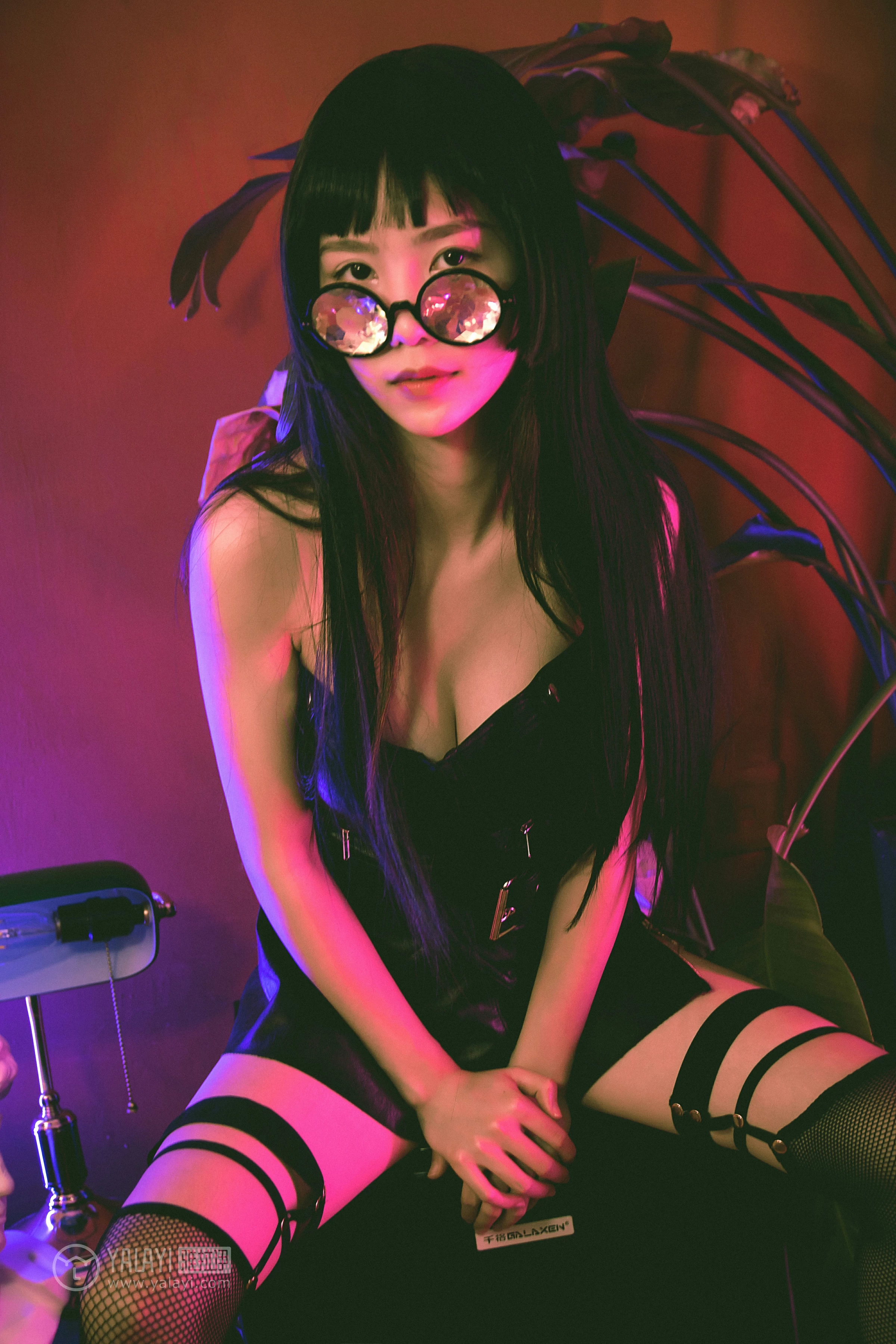 [YALAYI雅拉伊] No.275 霓虹 抖抖儿 黑色塑身上衣与短裙加黑色丝袜美腿性感私房写真集第12张