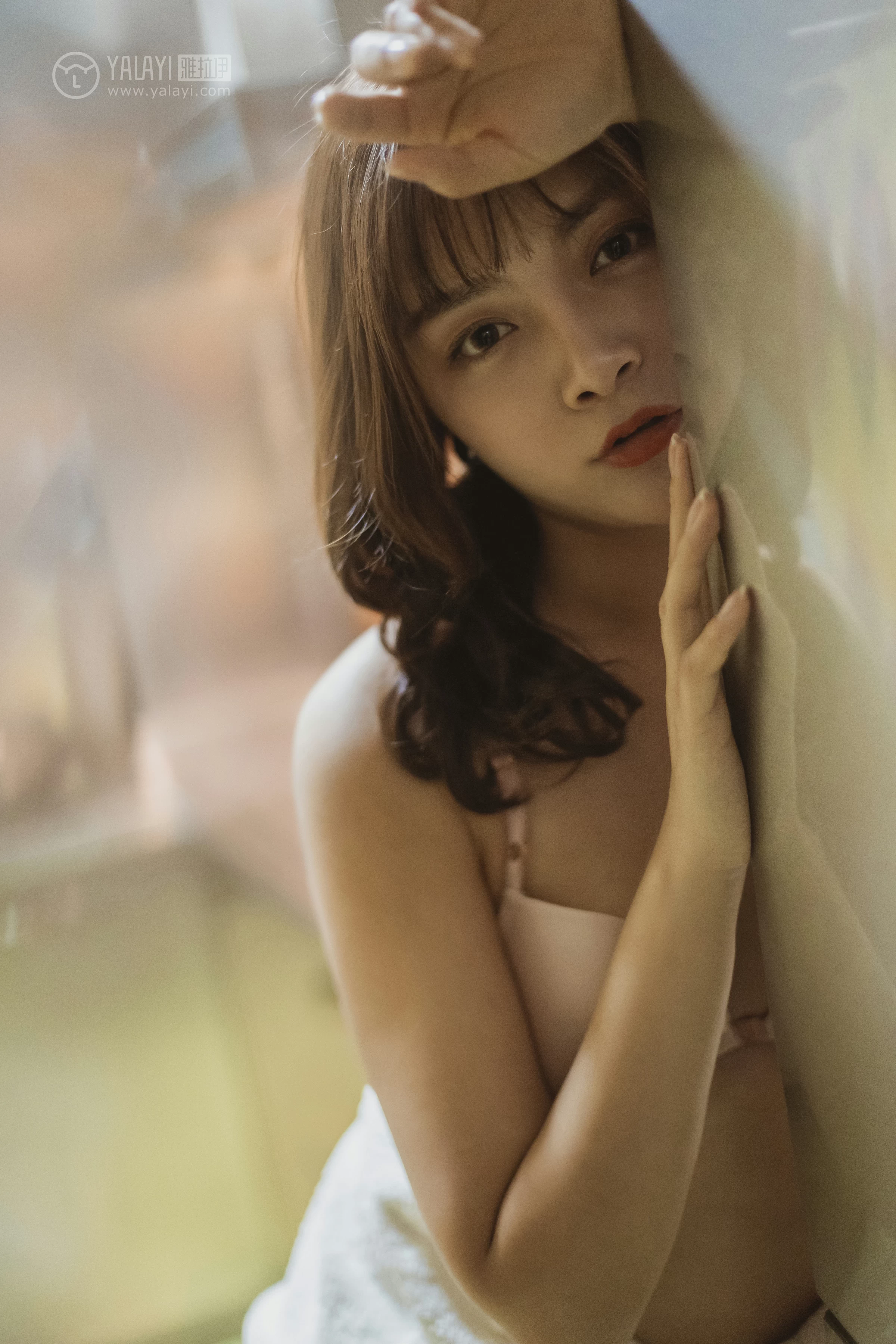[YALAYI雅拉伊]No.301 角落里 芷琳 白色浴袍加粉色内衣性感私房写真集第7张