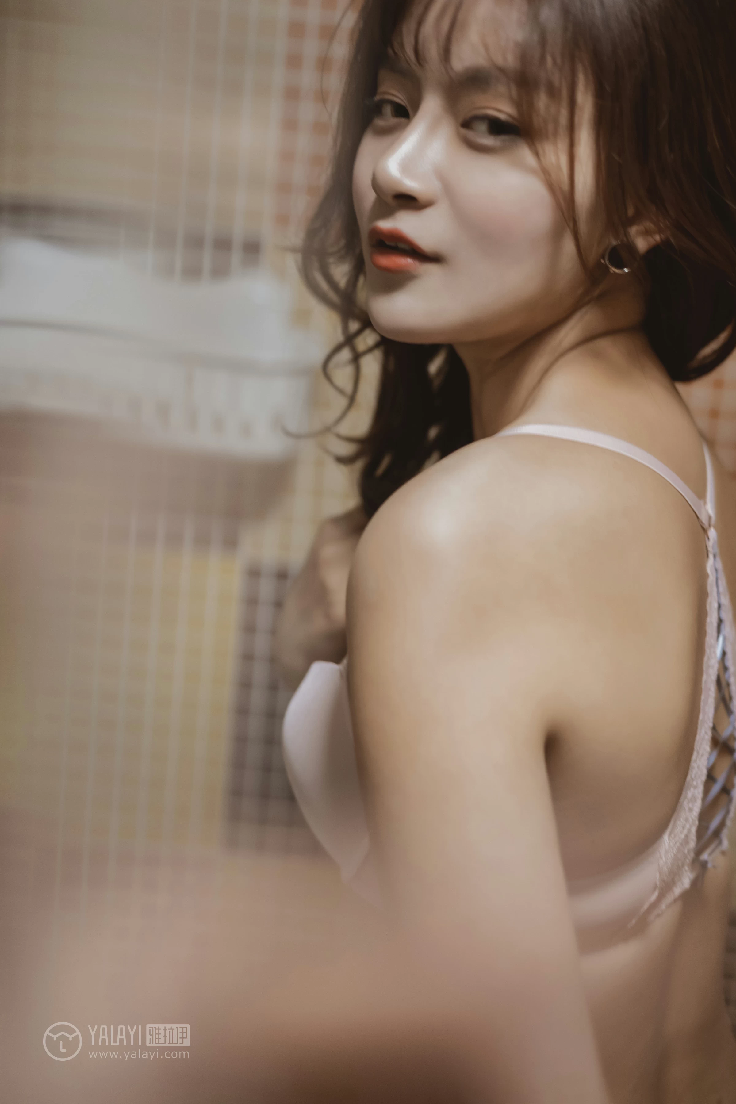 [YALAYI雅拉伊]No.301 角落里 芷琳 白色浴袍加粉色内衣性感私房写真集第13张