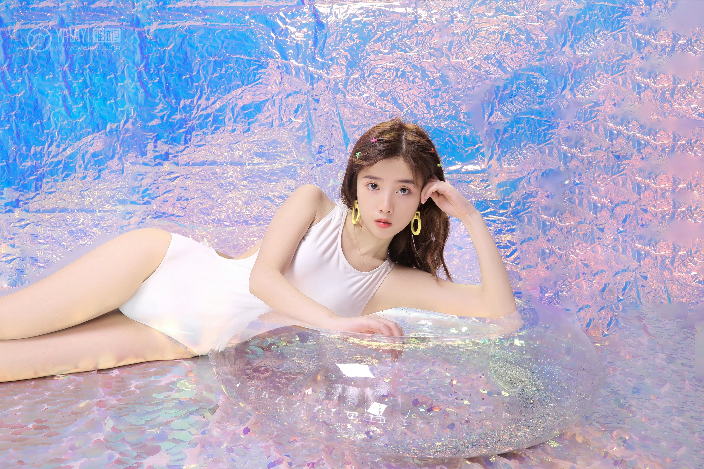 [YALAYI雅拉伊]No.307 闪亮女孩 圈圈 白色连体比基尼泳装性感私房写真集第2张