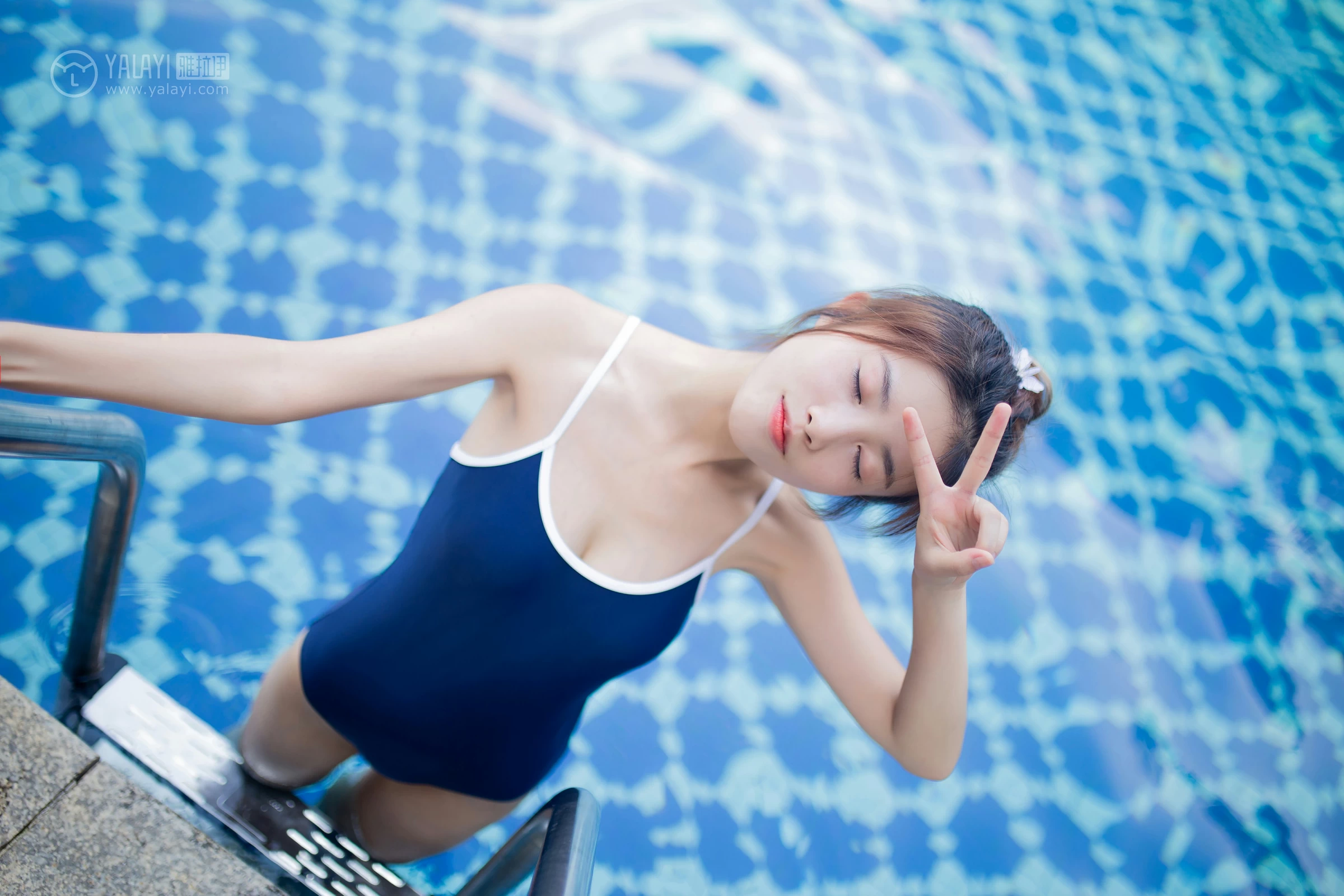 [YALAYI雅拉伊]No.307 闪亮女孩 圈圈 白色连体比基尼泳装性感私房写真集第2张