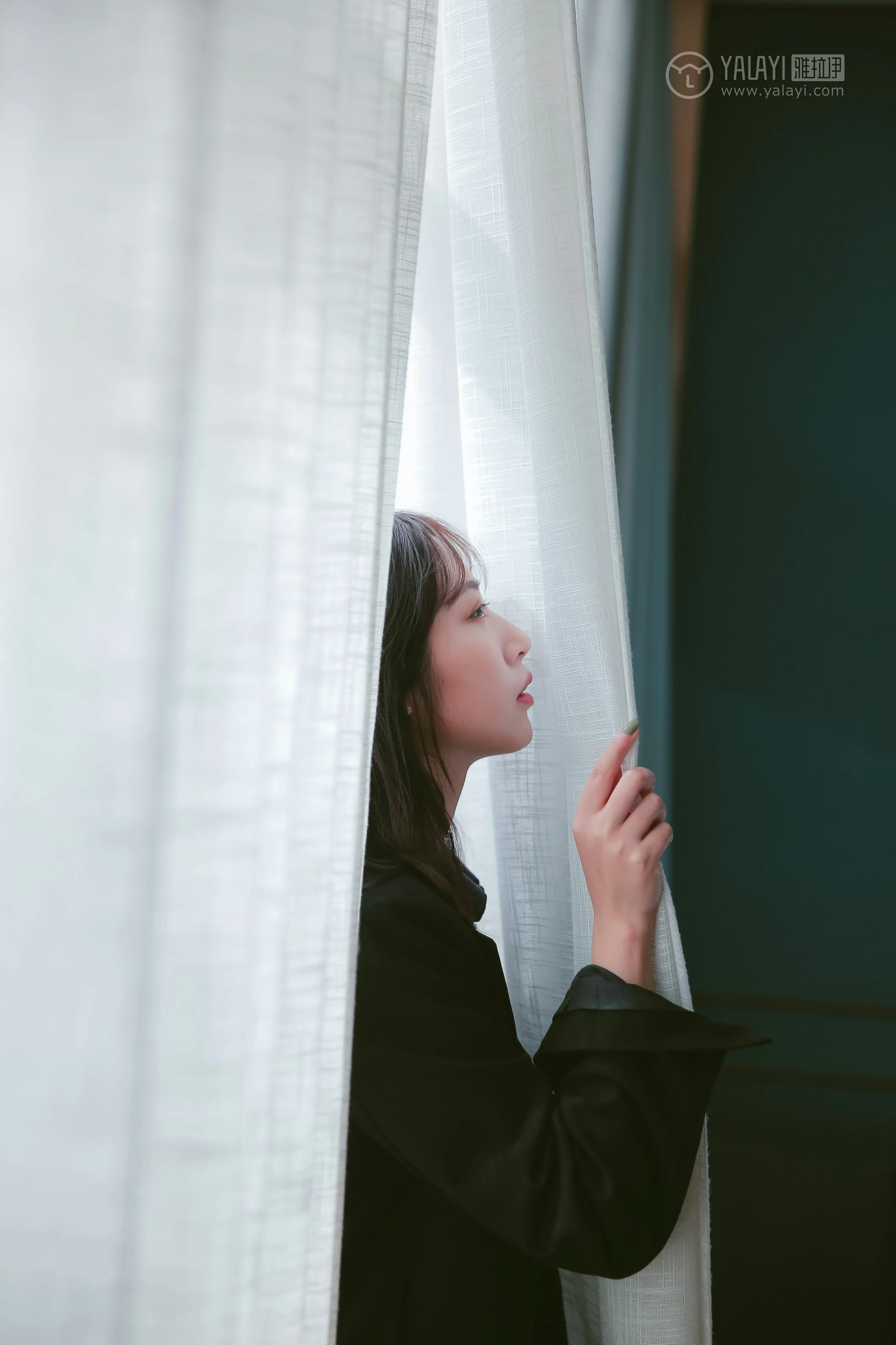 [YALAYI雅拉伊]No.308 蓝色房子 蓝心 黑色外套加蓝色连身制服裙性感私房写真集第2张