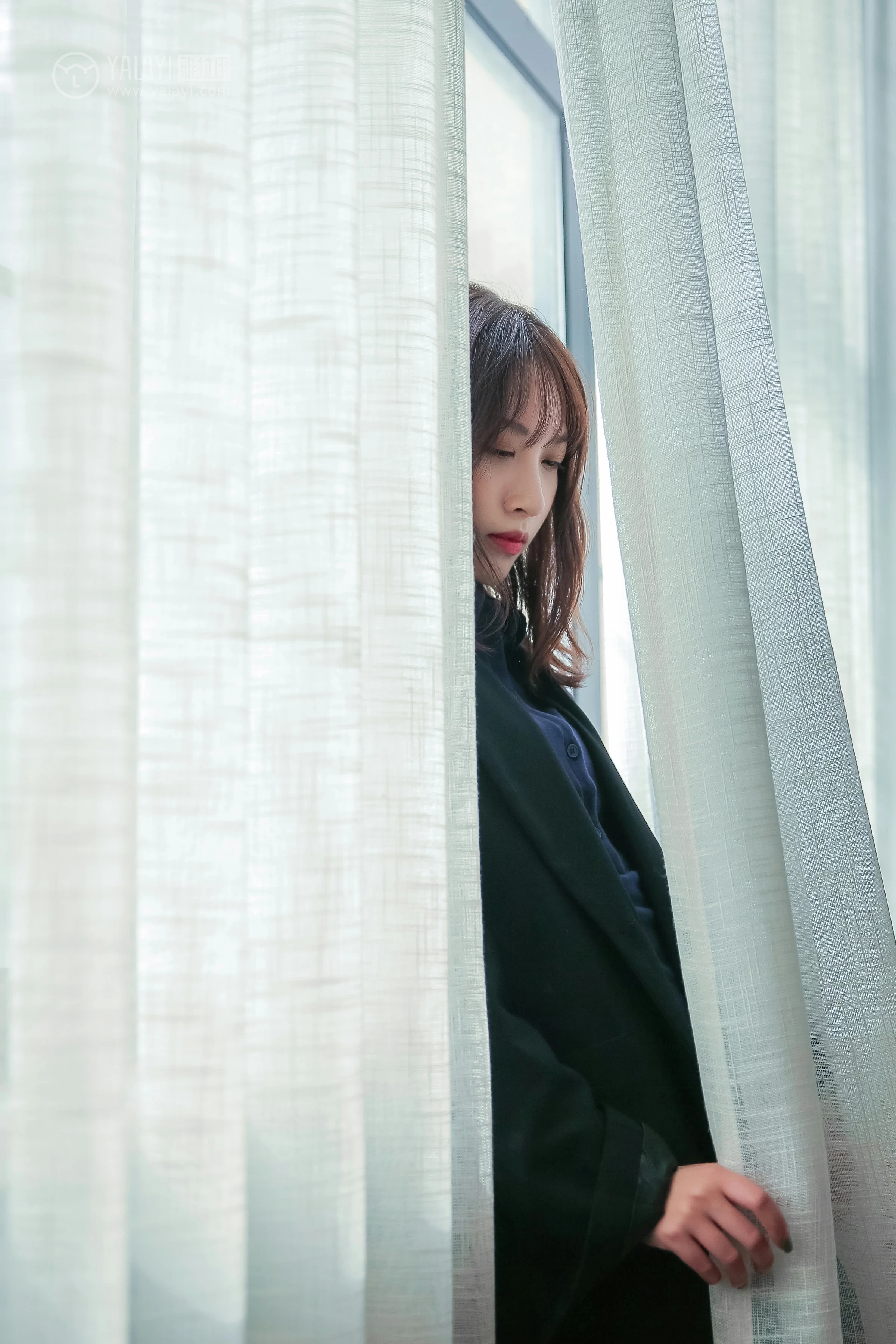 [YALAYI雅拉伊]No.308 蓝色房子 蓝心 黑色外套加蓝色连身制服裙性感私房写真集第2张