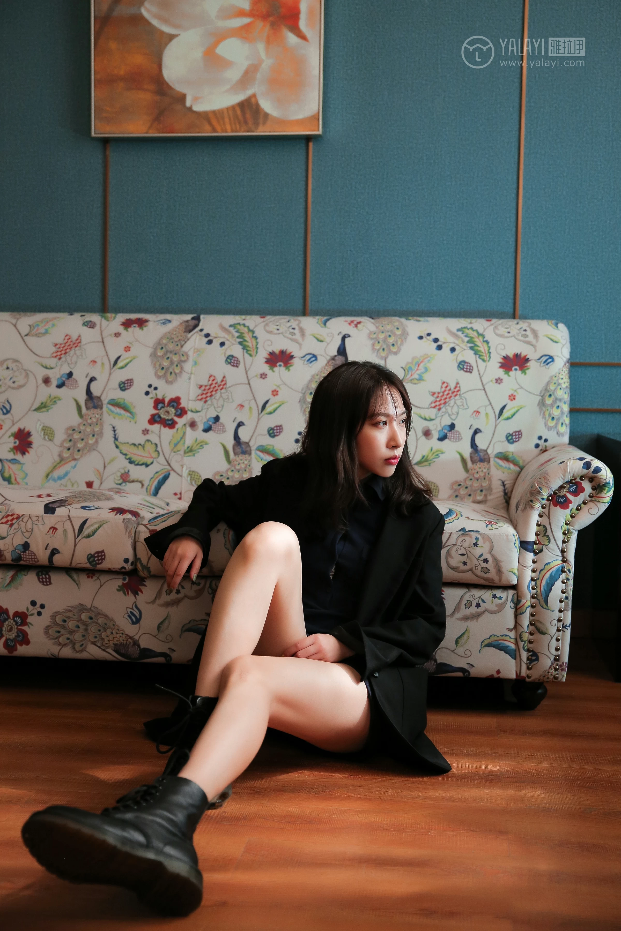 [YALAYI雅拉伊]No.308 蓝色房子 蓝心 黑色外套加蓝色连身制服裙性感私房写真集第4张