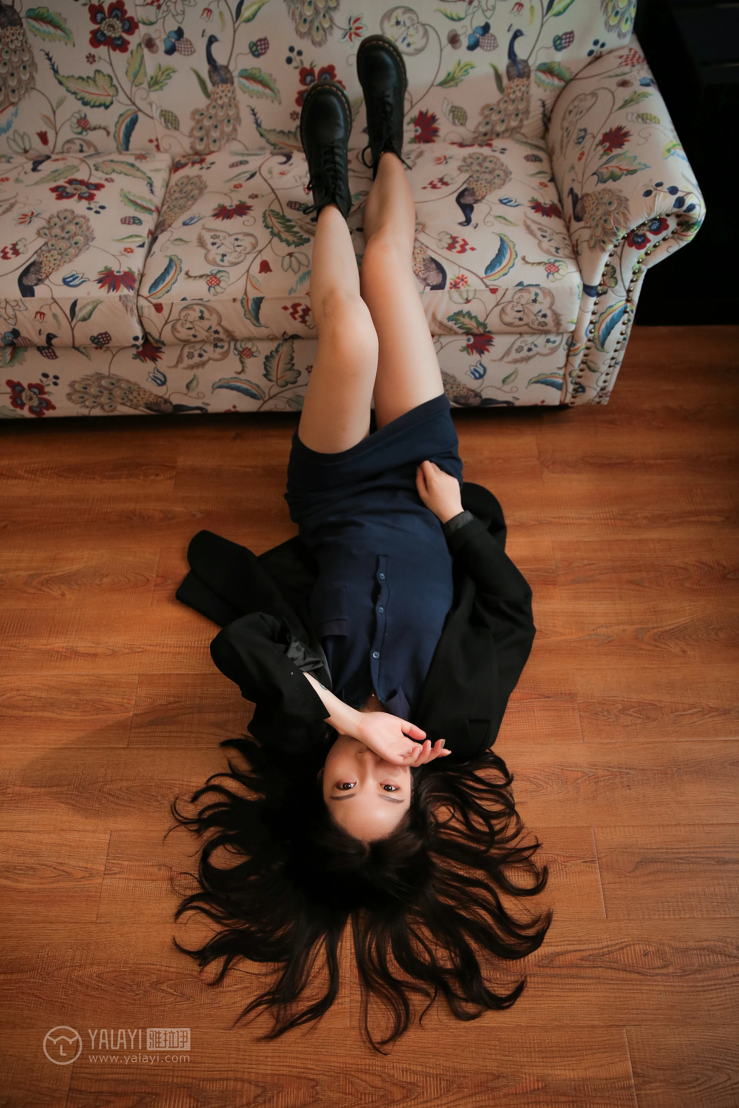 [YALAYI雅拉伊]No.308 蓝色房子 蓝心 黑色外套加蓝色连身制服裙性感私房写真集第6张