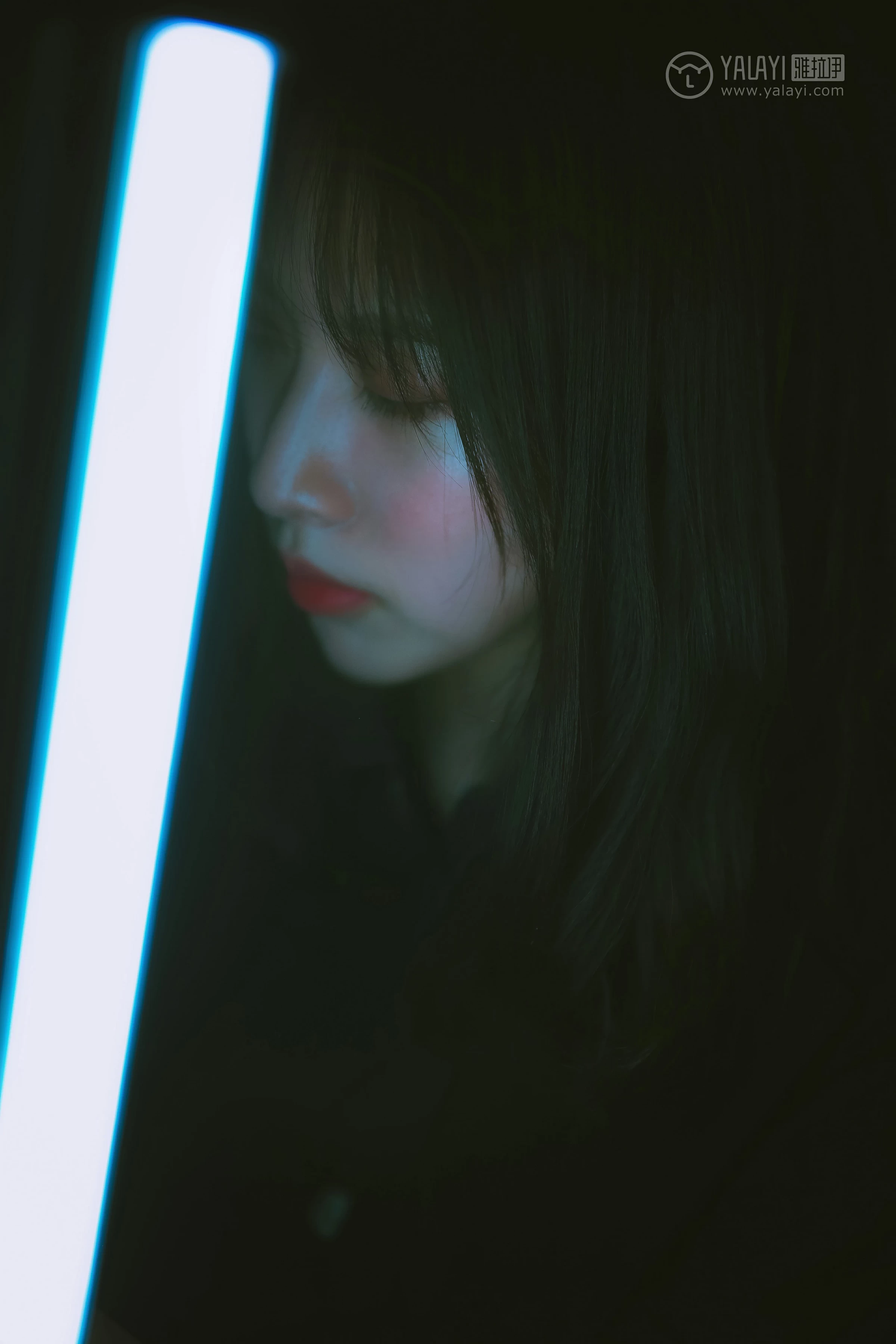 [YALAYI雅拉伊]No.308 蓝色房子 蓝心 黑色外套加蓝色连身制服裙性感私房写真集第8张