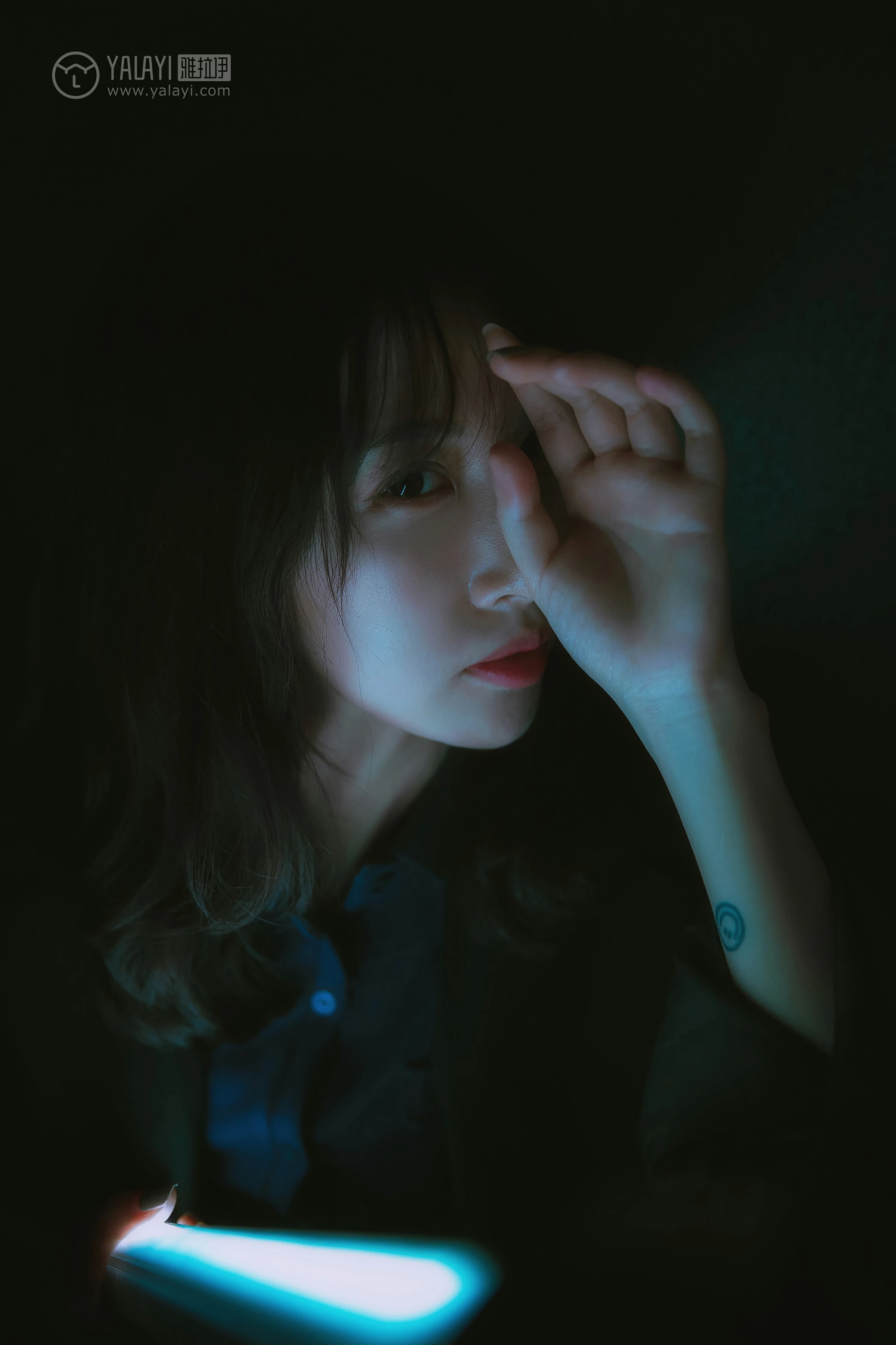 [YALAYI雅拉伊]No.308 蓝色房子 蓝心 黑色外套加蓝色连身制服裙性感私房写真集第9张