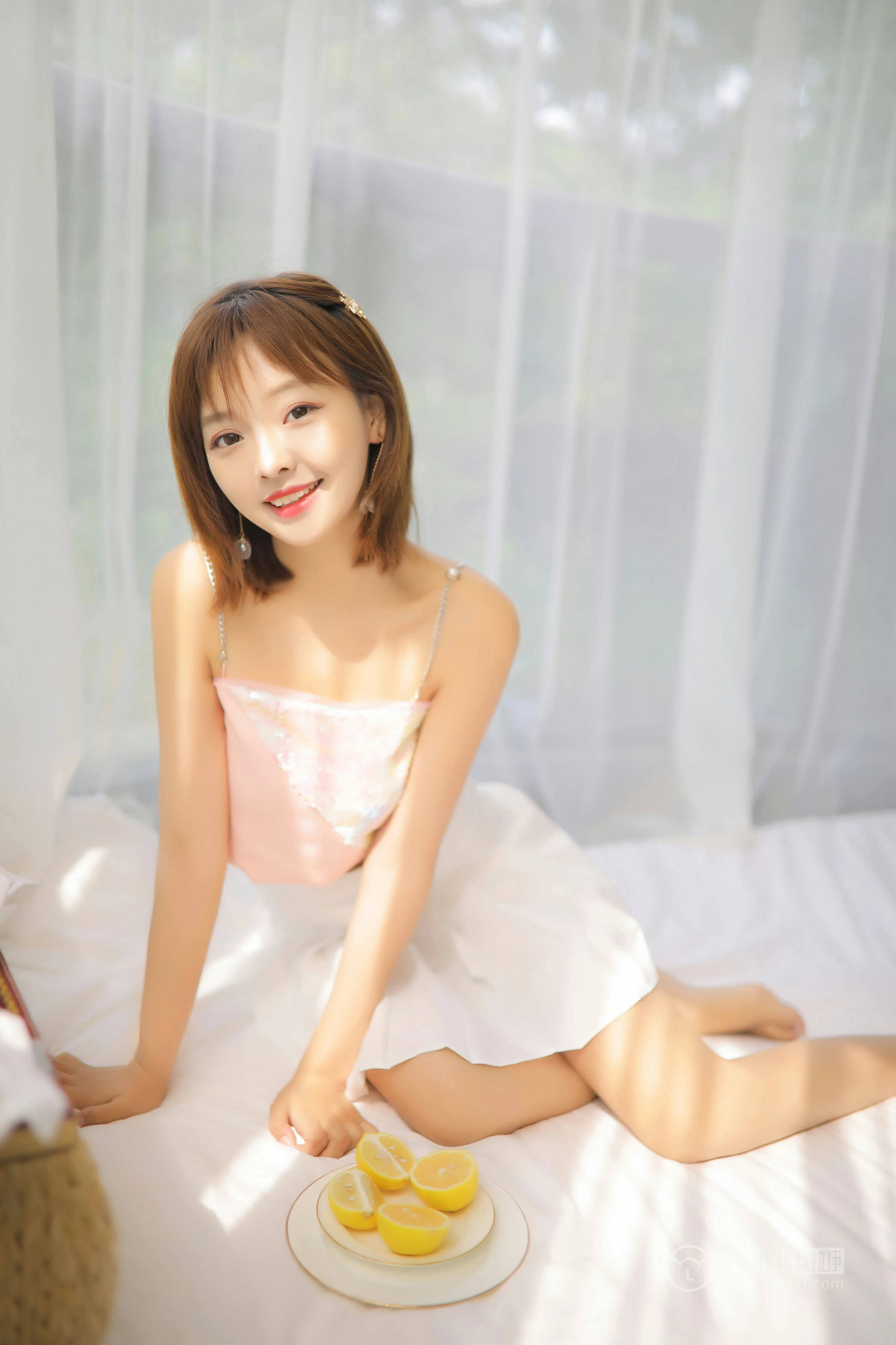 [YALAYI雅拉伊]No.313 甜 肖霄 粉色吊带小背心加白色短裙清纯可爱私房写真集第4张