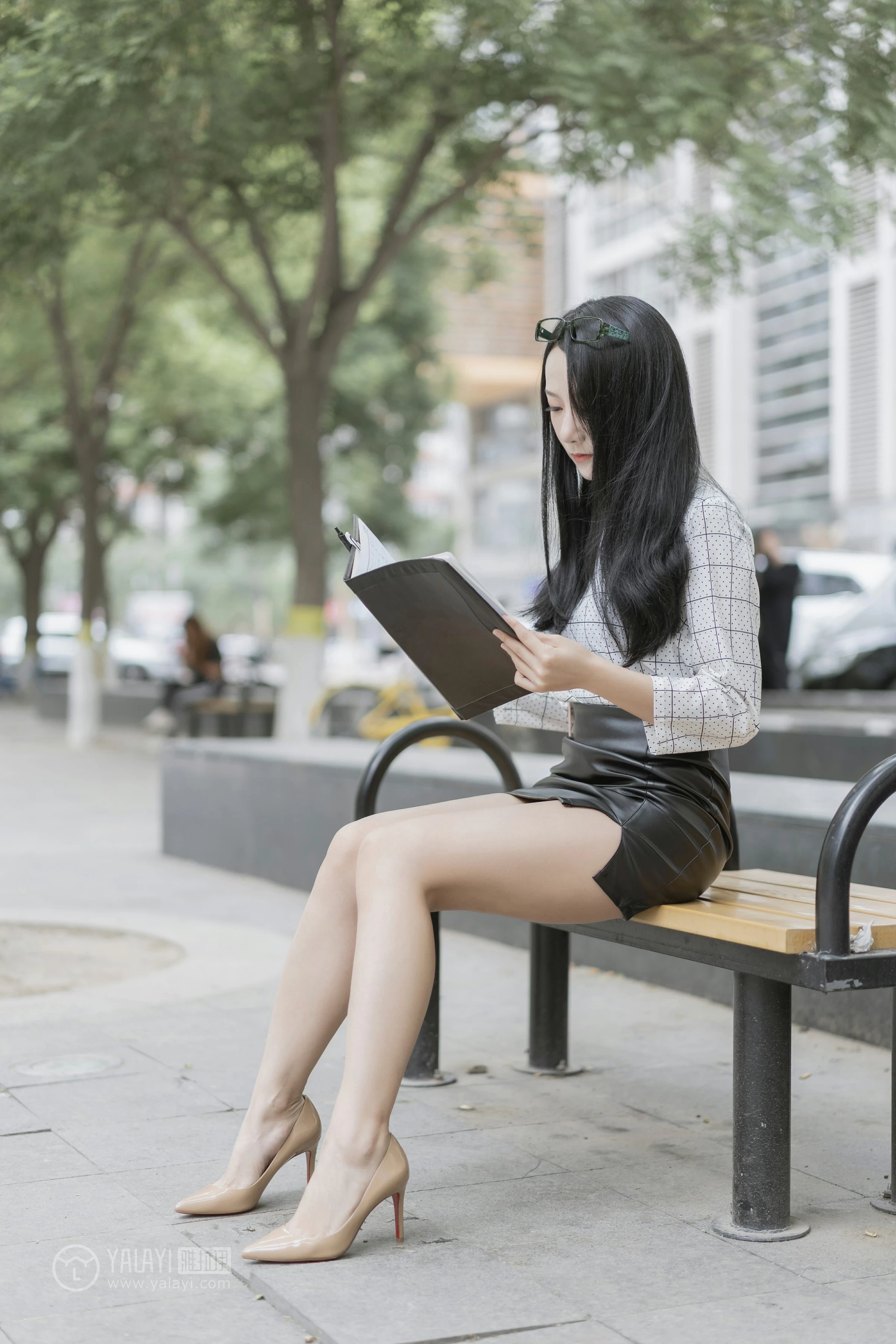 [YALAYI雅拉伊]No.322 女白领的私生活1 何嘉颖 白色衬衫加黑色短裙性感私房写真集第2张