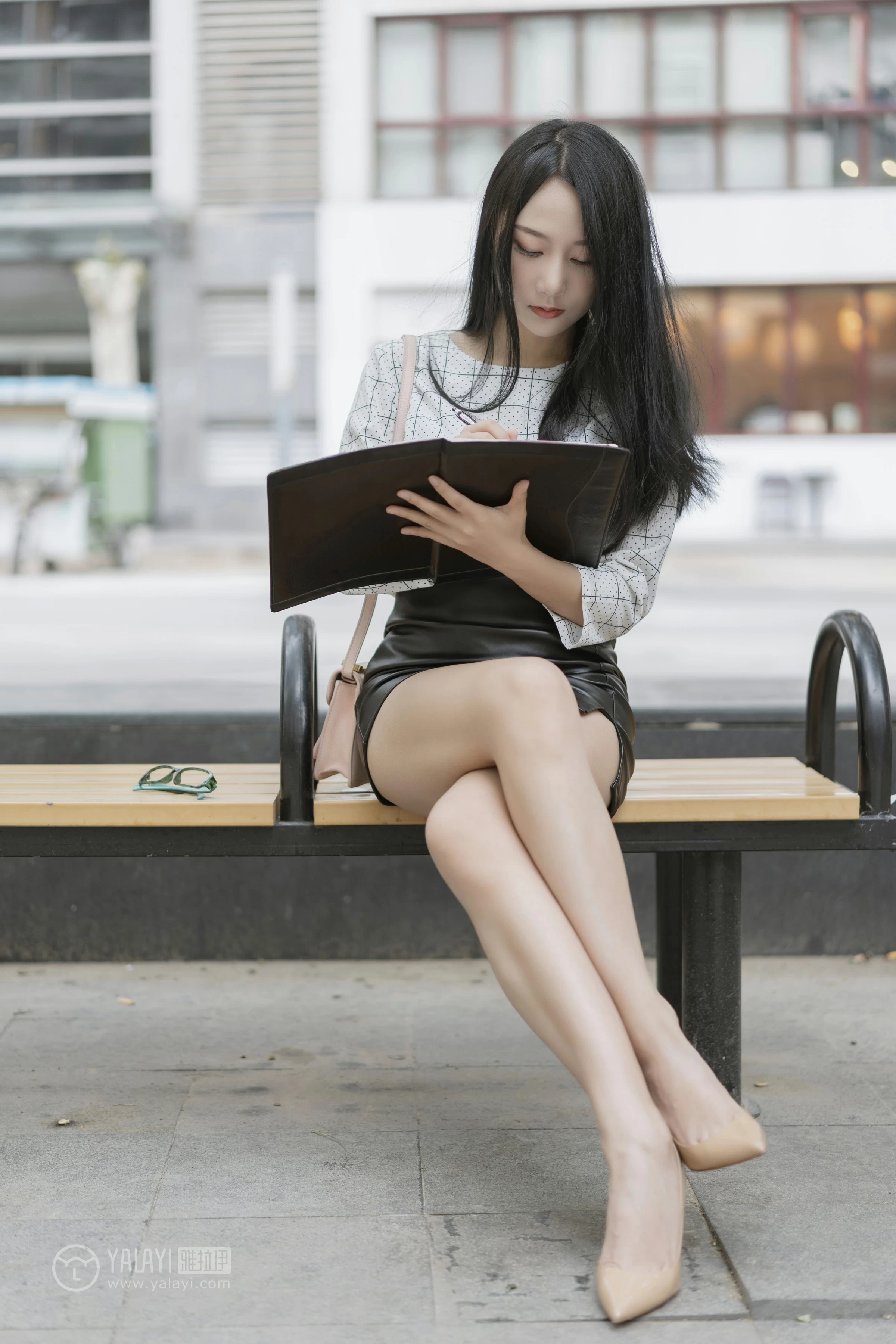 [YALAYI雅拉伊]No.322 女白领的私生活1 何嘉颖 白色衬衫加黑色短裙性感私房写真集第4张