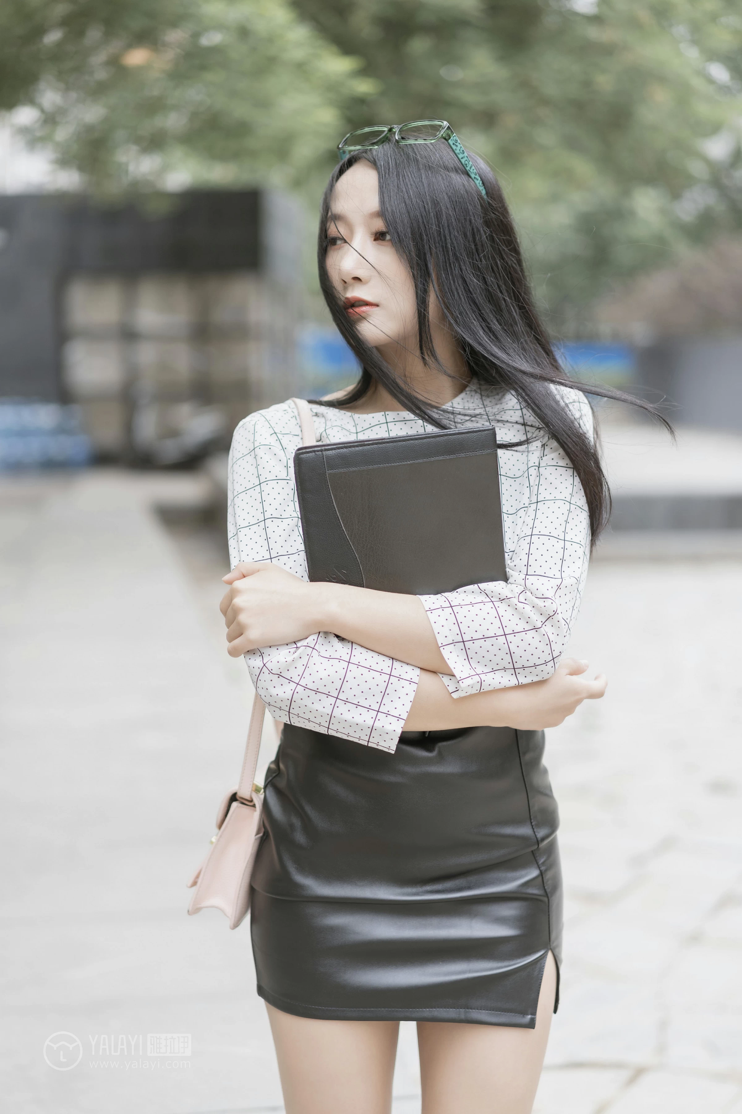 [YALAYI雅拉伊]No.322 女白领的私生活1 何嘉颖 白色衬衫加黑色短裙性感私房写真集第9张