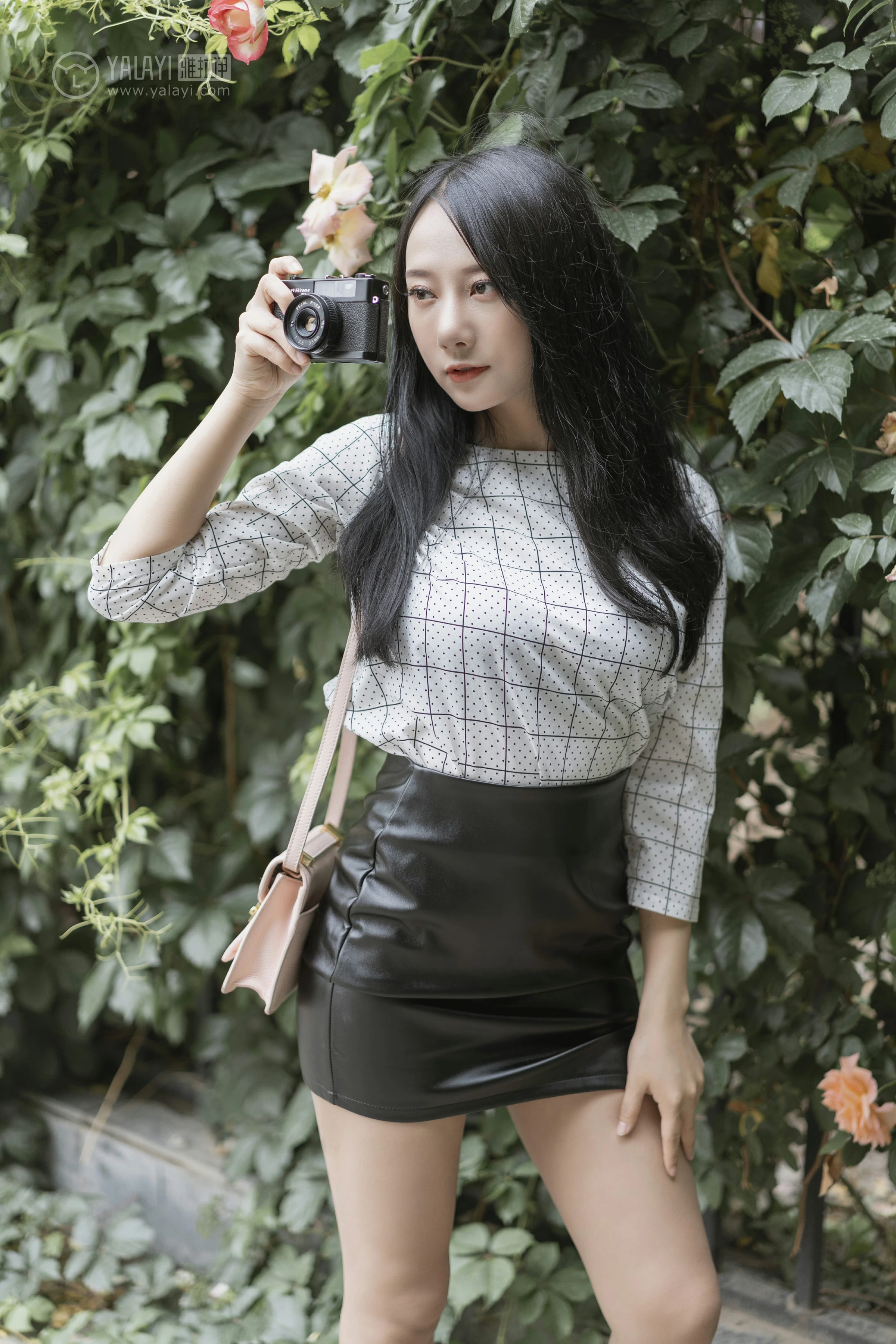 [YALAYI雅拉伊]No.322 女白领的私生活1 何嘉颖 白色衬衫加黑色短裙性感私房写真集第12张