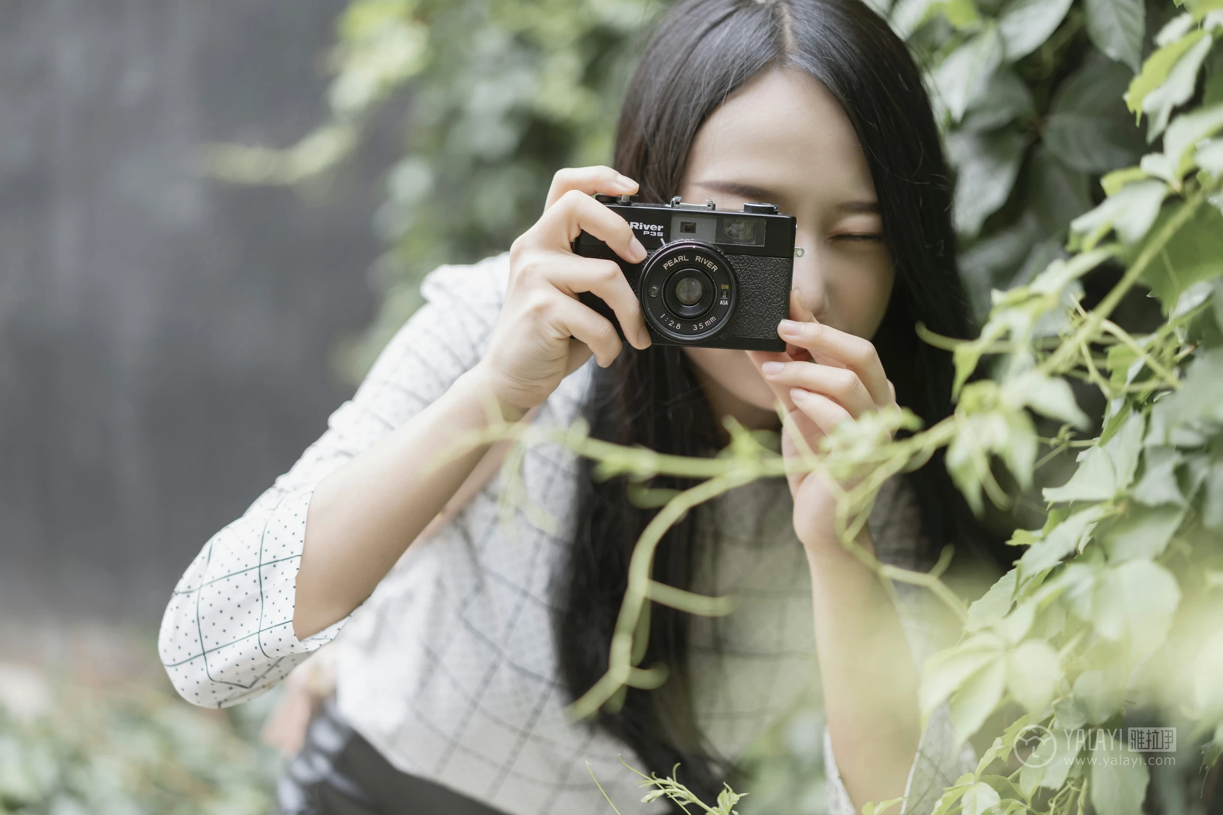 [YALAYI雅拉伊]No.322 女白领的私生活1 何嘉颖 白色衬衫加黑色短裙性感私房写真集第14张