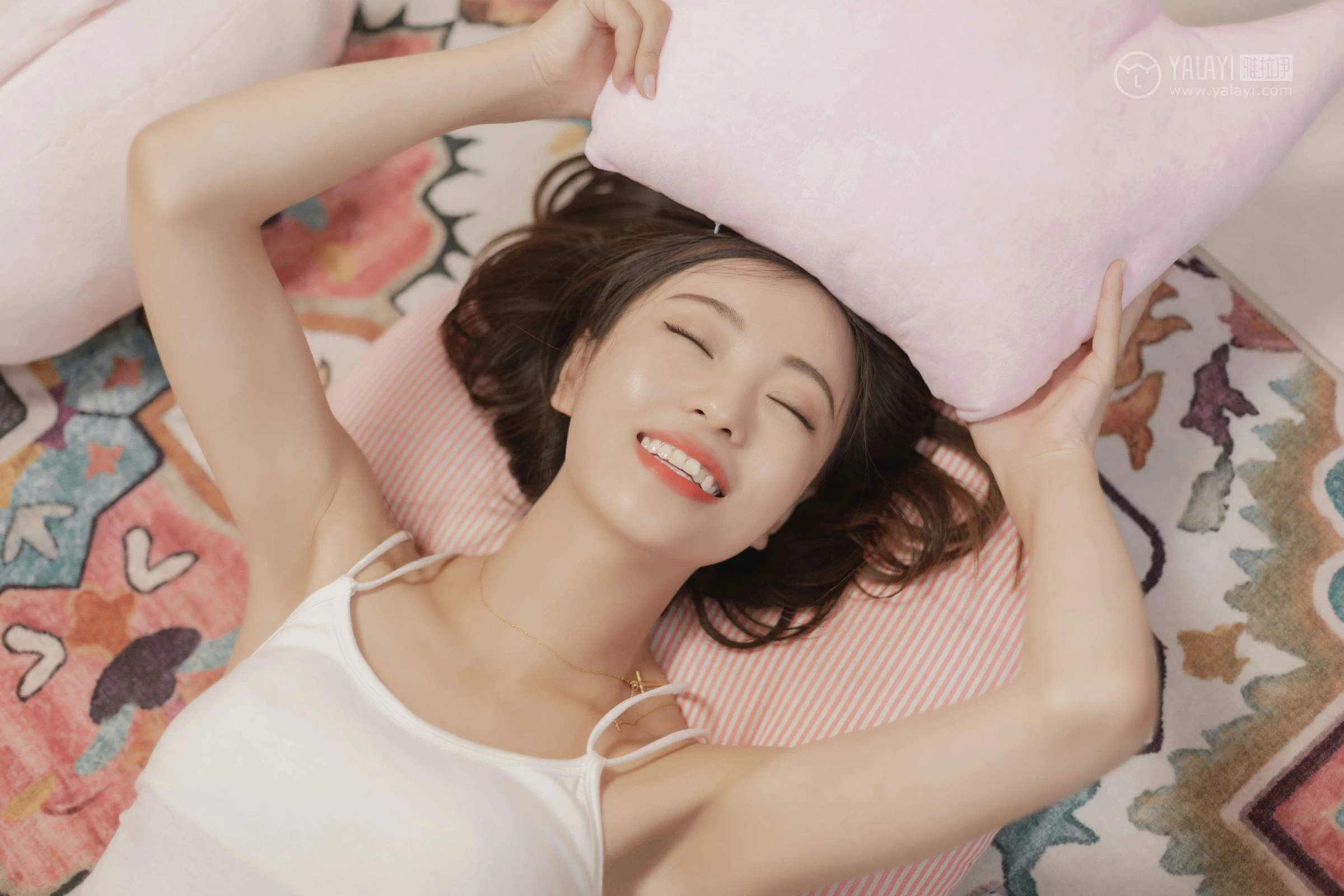 [YALAYI雅拉伊]No.327 粉色恋爱季 高若童 白色性感小背心加白色内衣居家私房写真集第5张