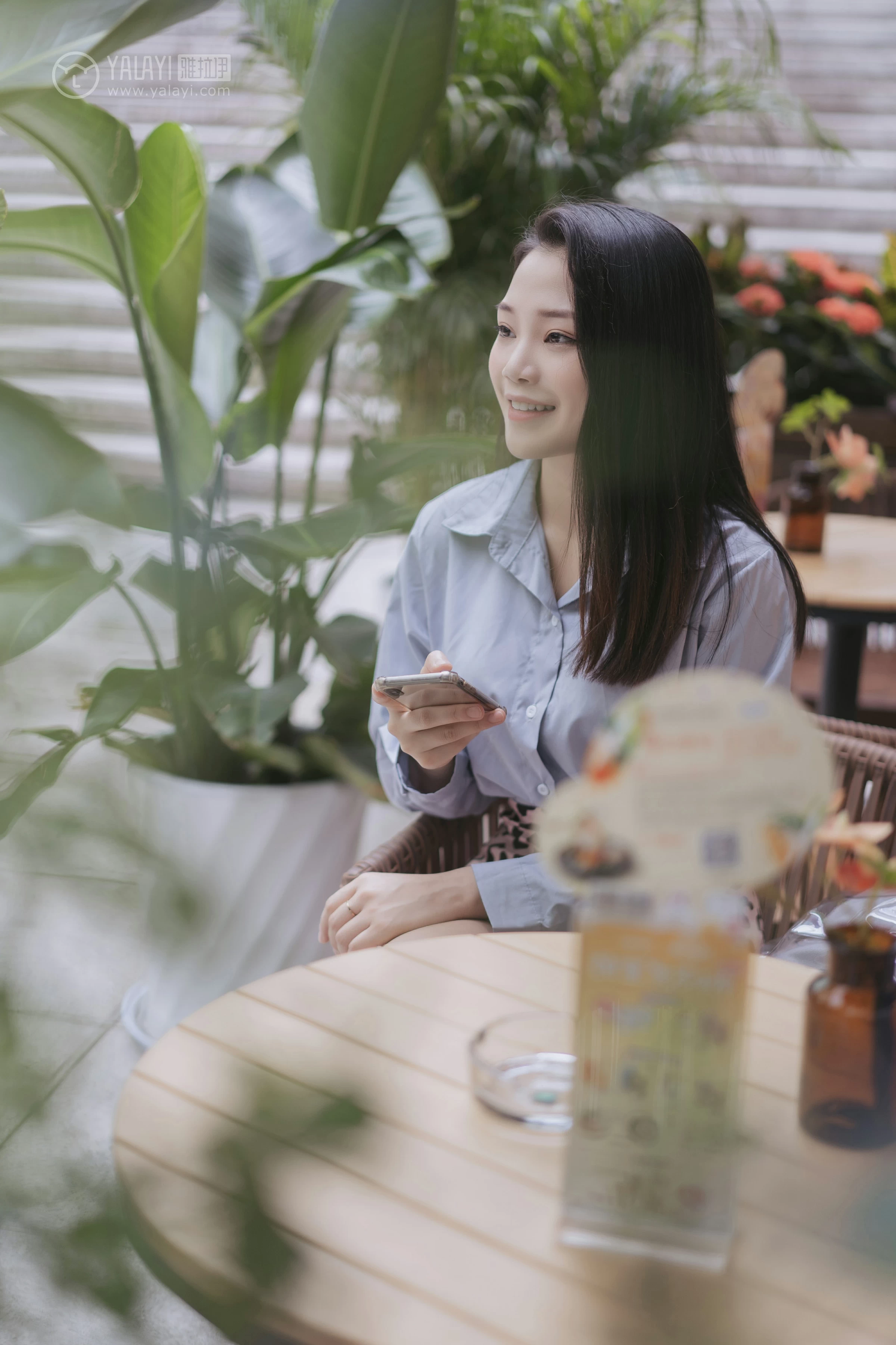 [YALAYI雅拉伊]No.330 假日出行 洋儿 蓝色衬衫加豹纹短裙性感私房写真集第3张